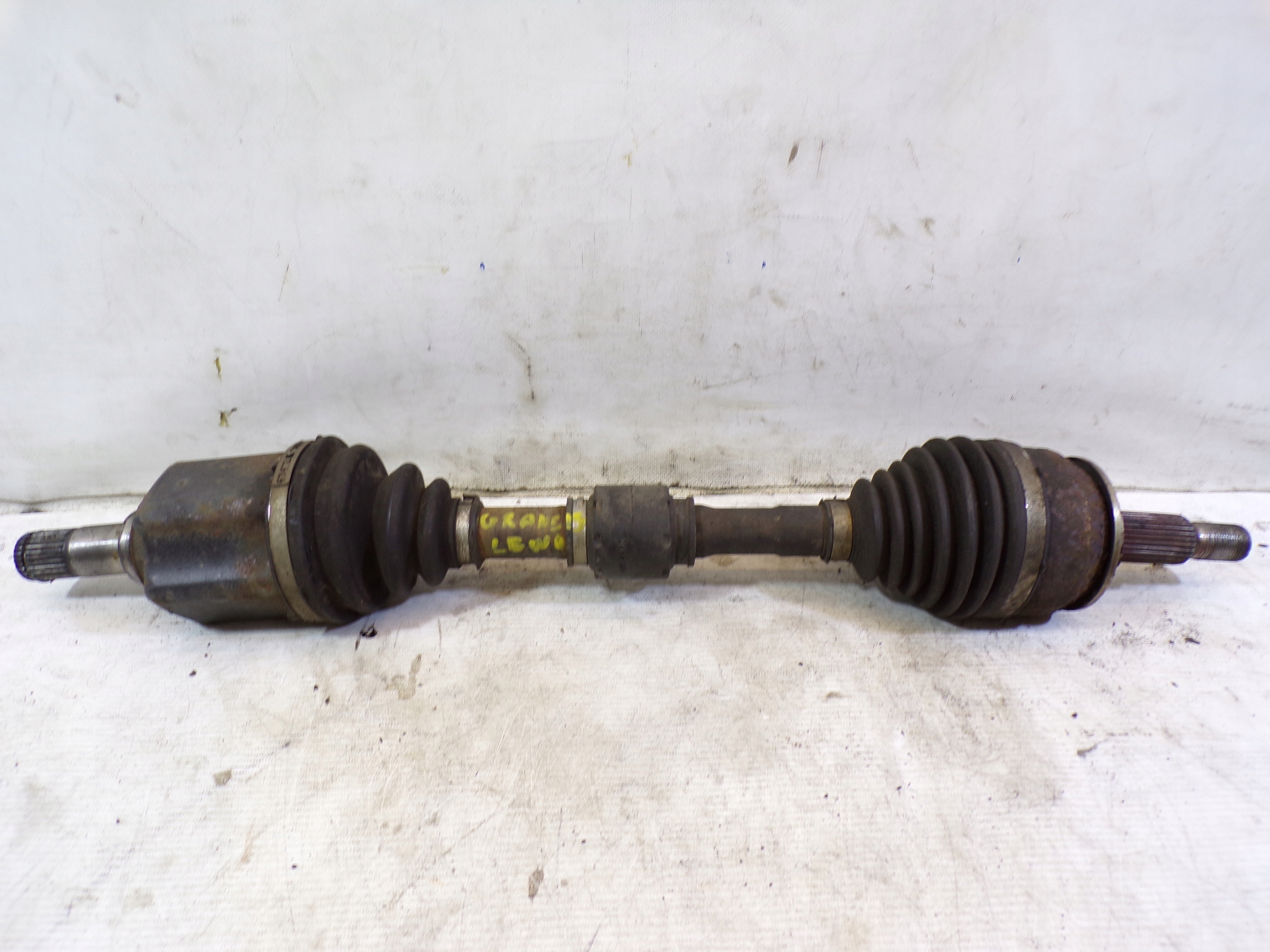 semi-axis left MITSUBISHI GRANDIS 2.4b