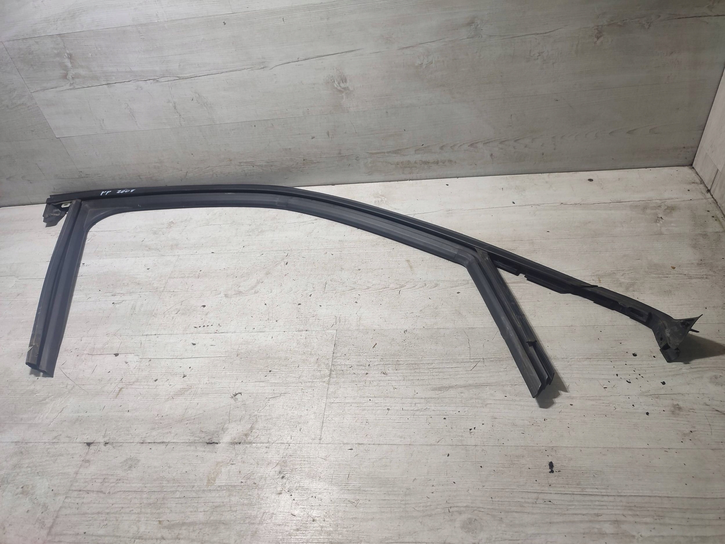 Peugeot 2008 II 2020 front right moulding / gasket windows door przednich