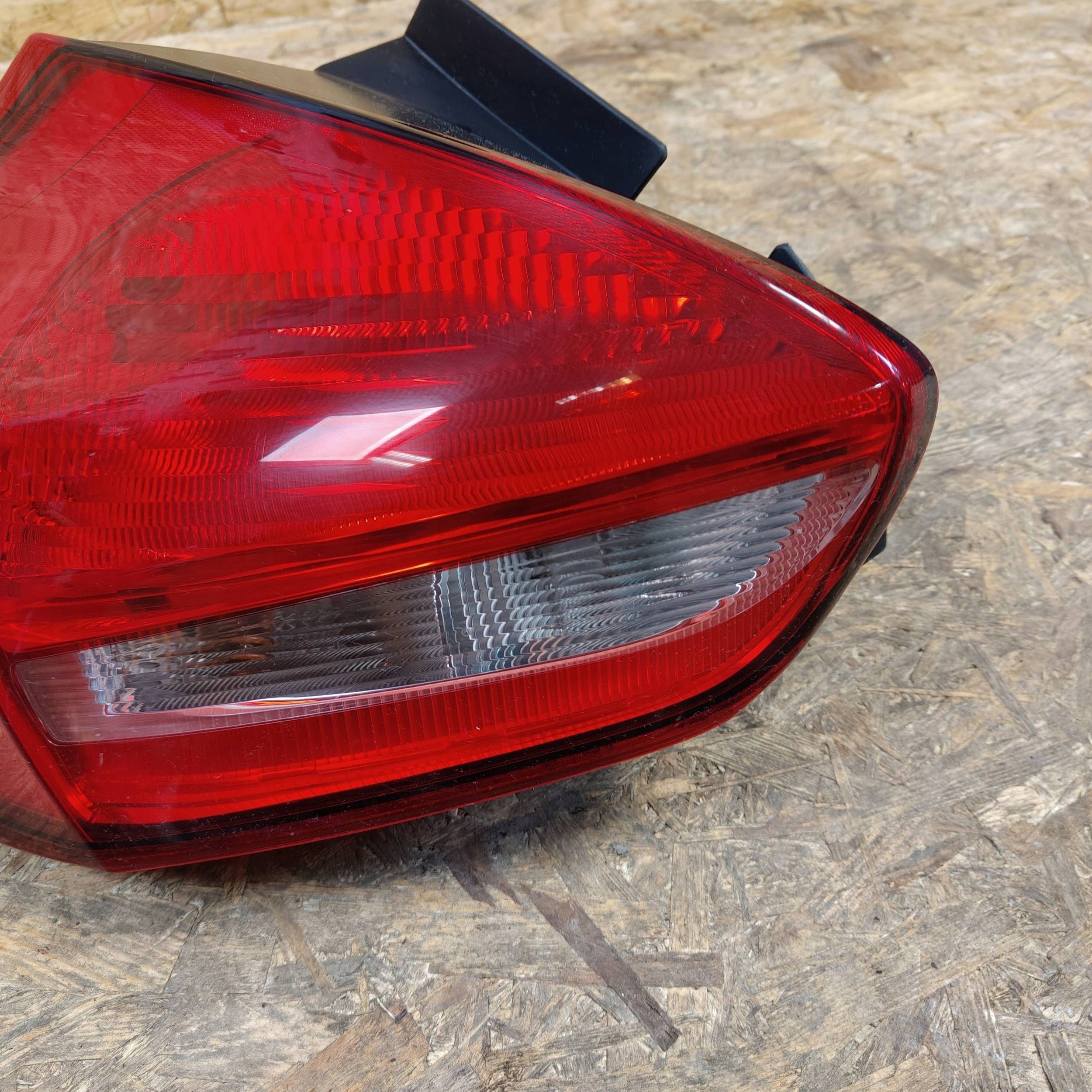light rear rear part side left Ford Focus MK3 lift HB