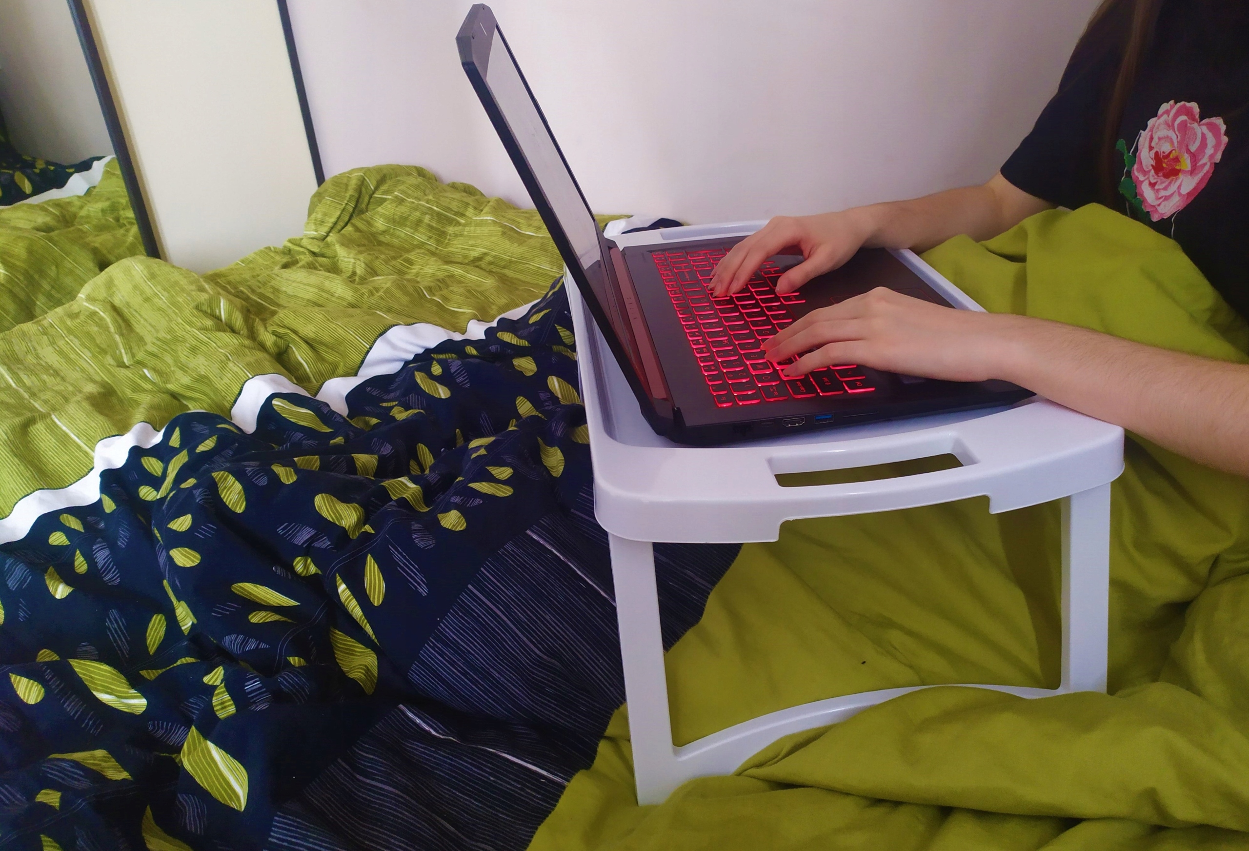 STOLIK DO ŁÓŻKA SKŁADANY ŚNIADANIOWY POD LAPTOP Rodzaj stolik