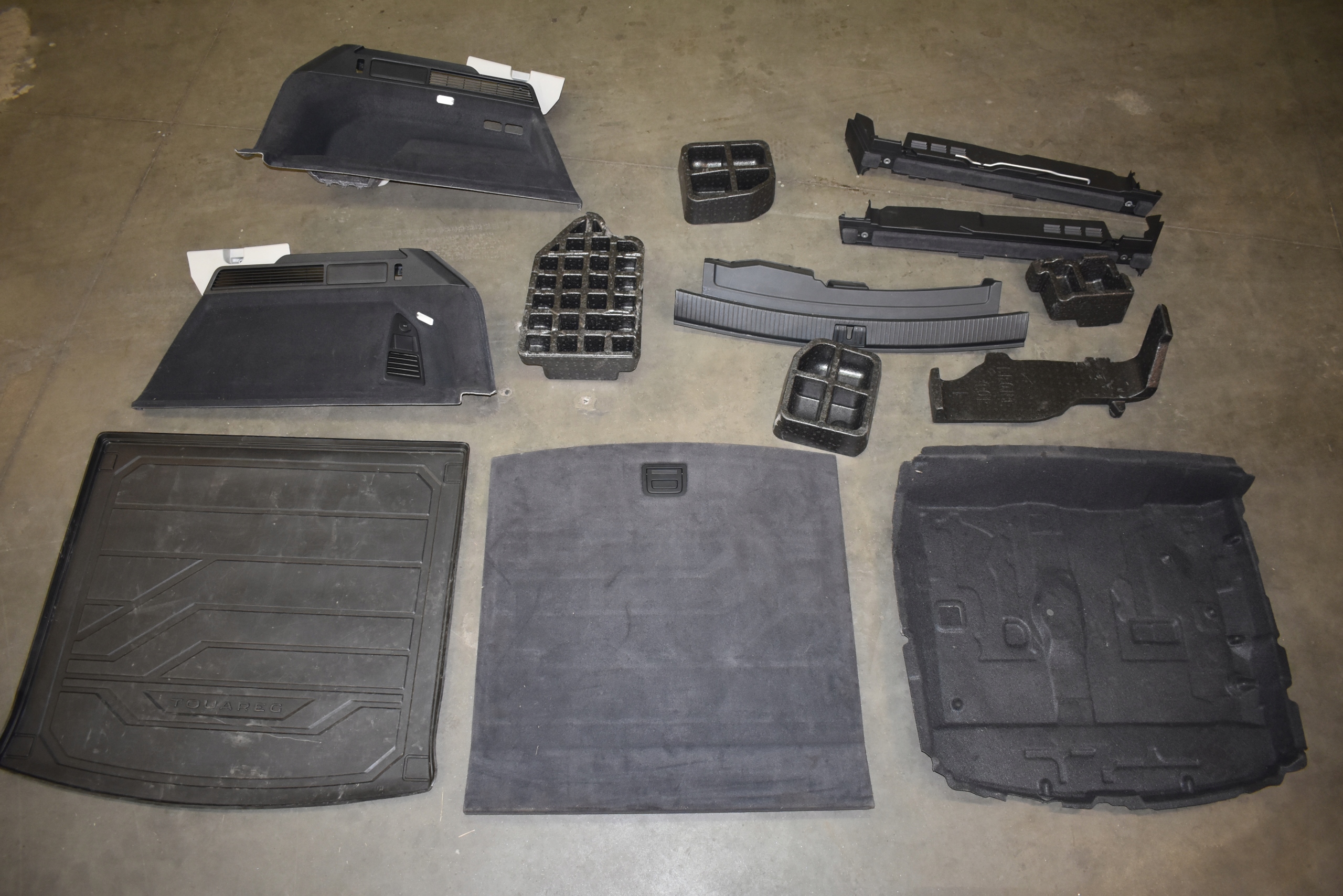 IDEALNY boot upholstery boot VW TOUAREG III 1