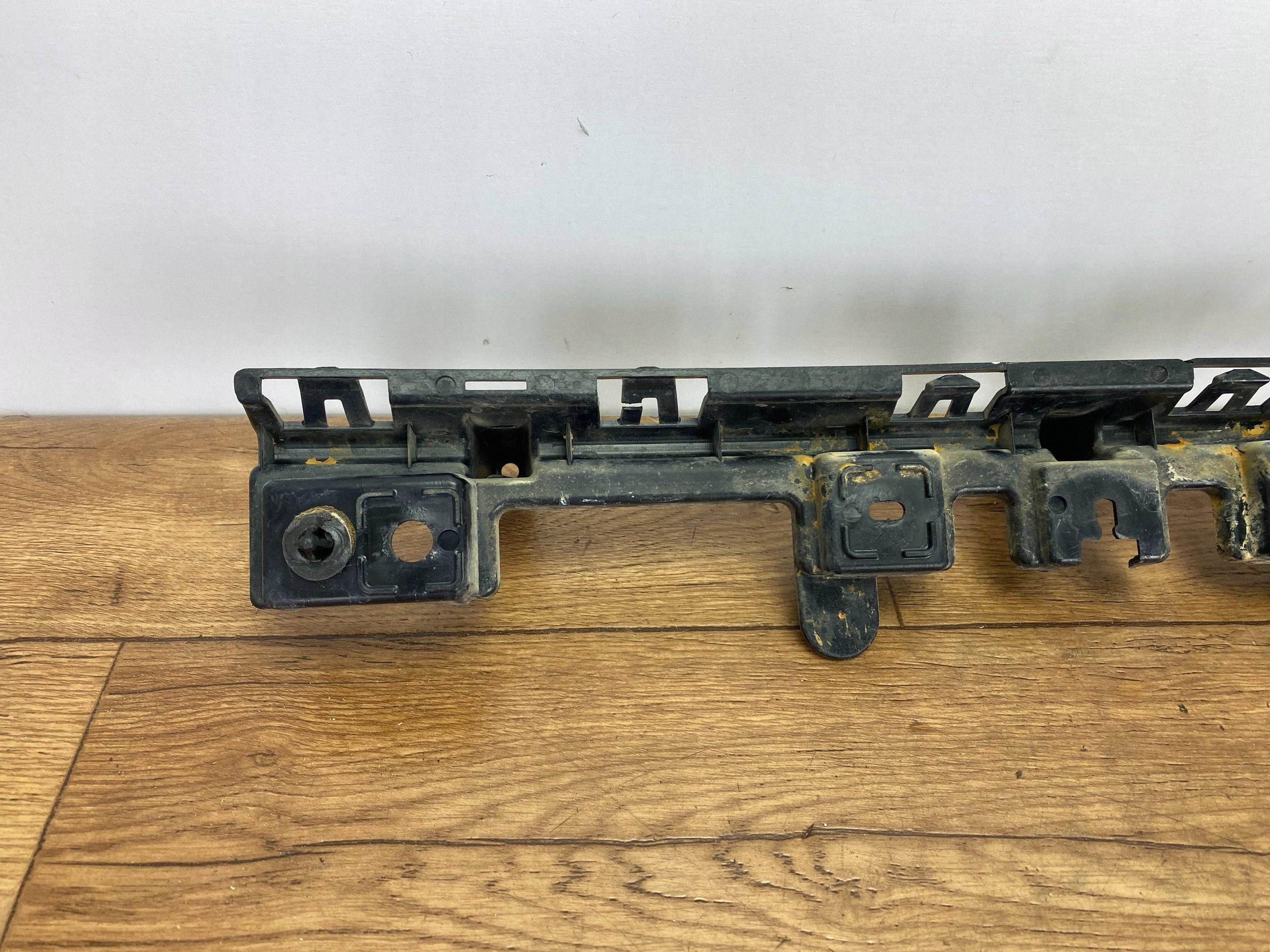 bumper bracket of the rear left Ford Mustang VI 2015+