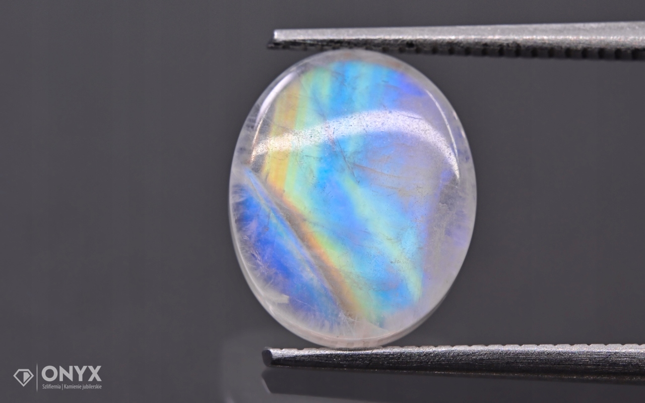 Měsíční kámen mělký ovál 10,5x9 mm