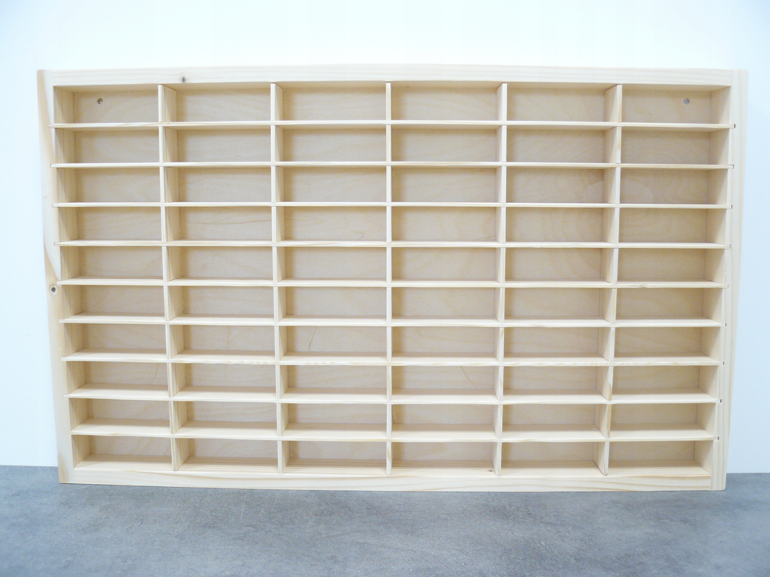 DREWNIANA PÓŁKA NA HOT WHEELS RESORAKI SAMOCHODZIKI 60 PRZEGRÓDEK POKÓJ Kod producenta 852