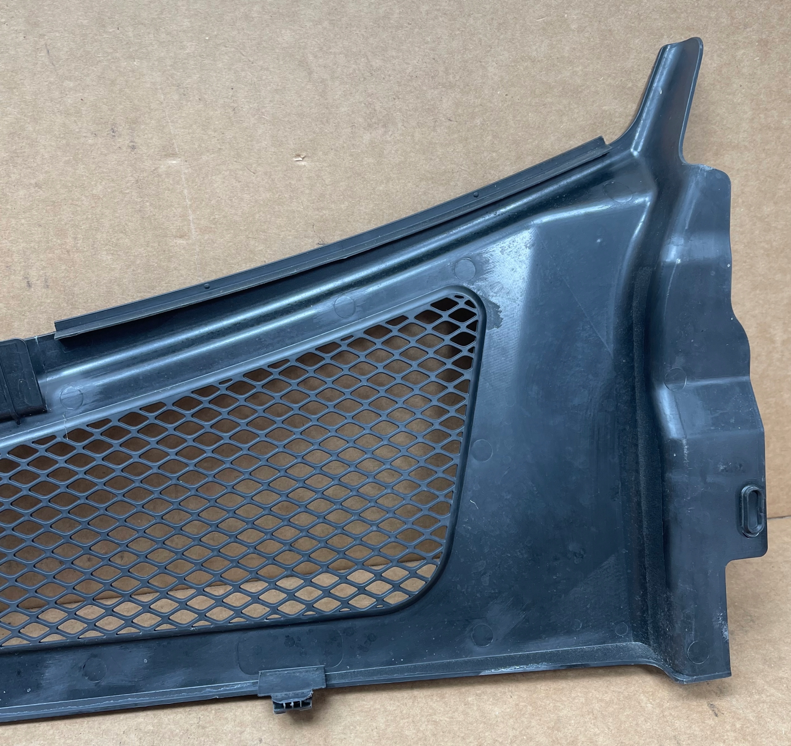 B1 PORSCHE MACAN S 2015 cover under the window torpedo 95B819447C