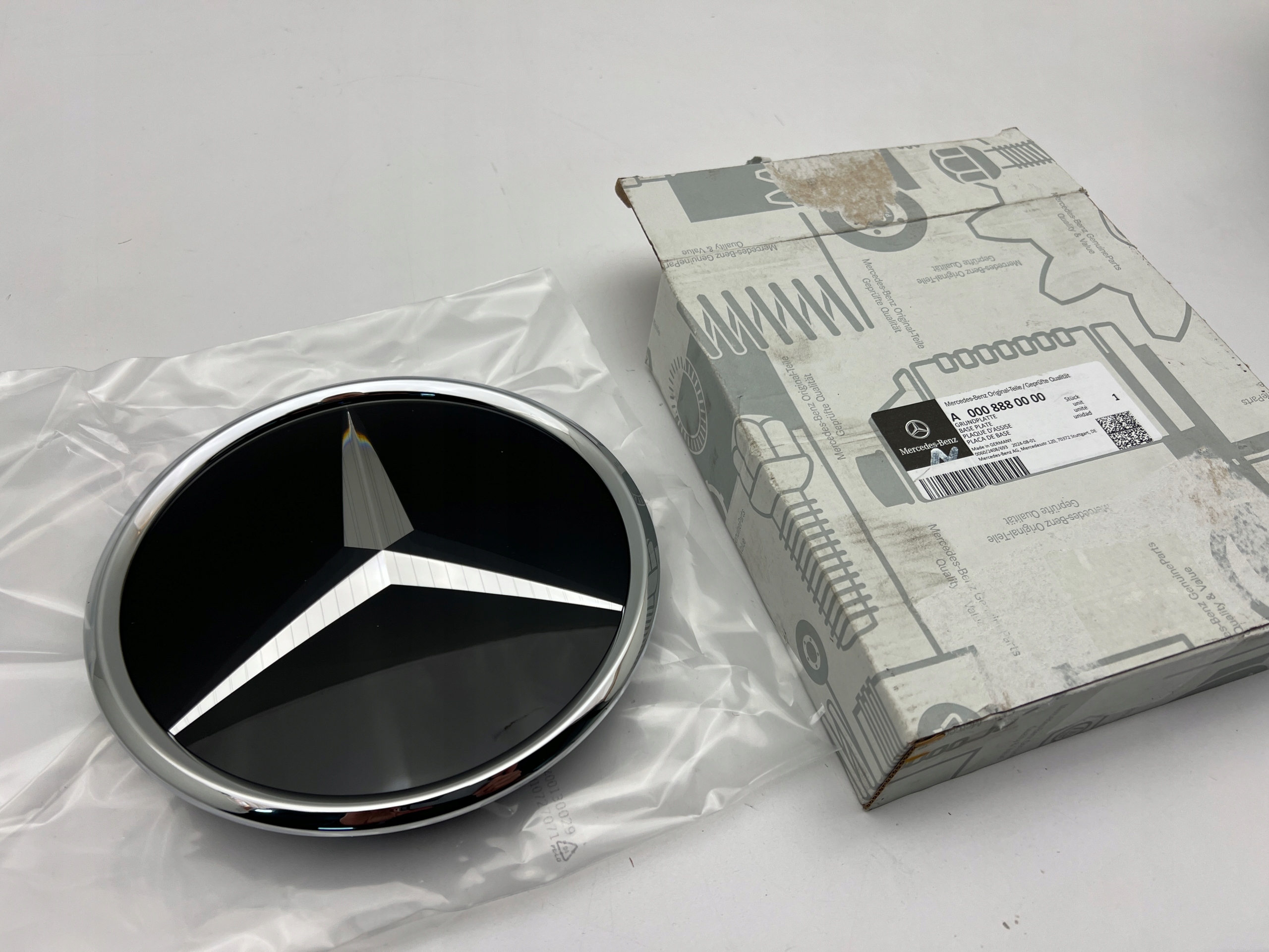 MERCEDES W213 W205 W247 W257 EMBLEMAT LOGO ZDERZAKA PRZEDNIEGO POD RADAR N Numer katalogowy części A0008880000