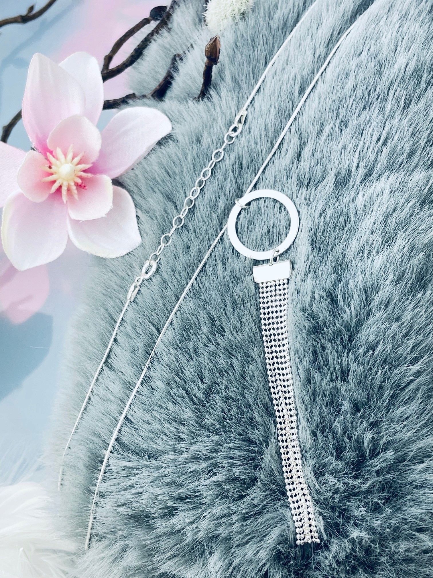 Stříbrný náhrdelník s řetízky a kruhem