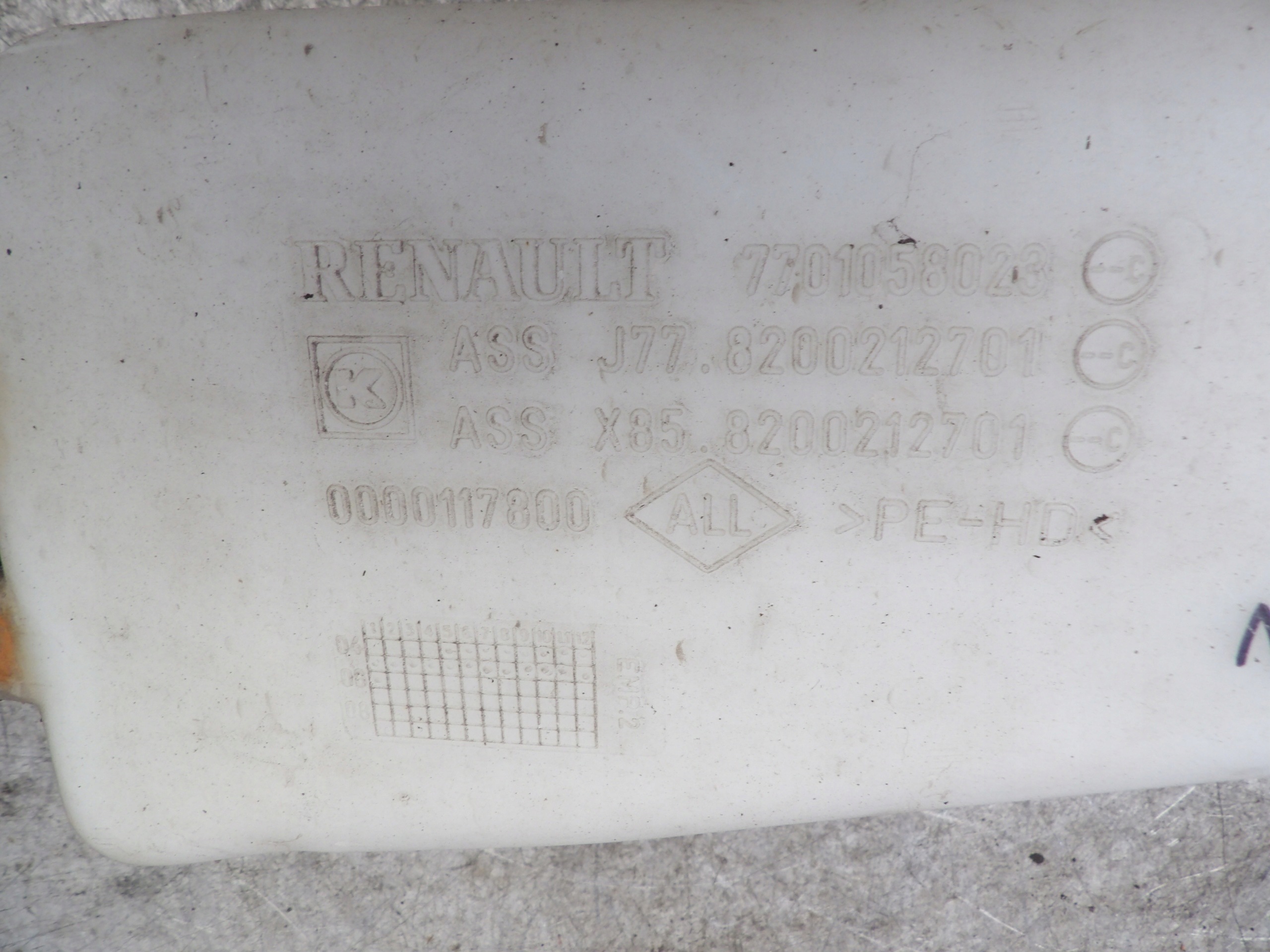 Renault Clio III washer fluid tank