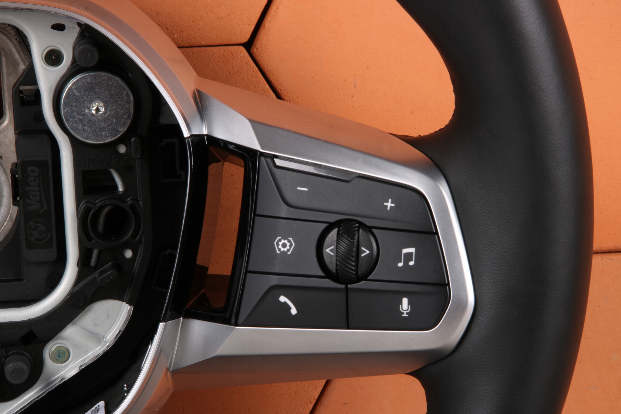 BMW X1 U11 X2 U10 originál steering wheel, m-packet heated BOOST 26 km !!!