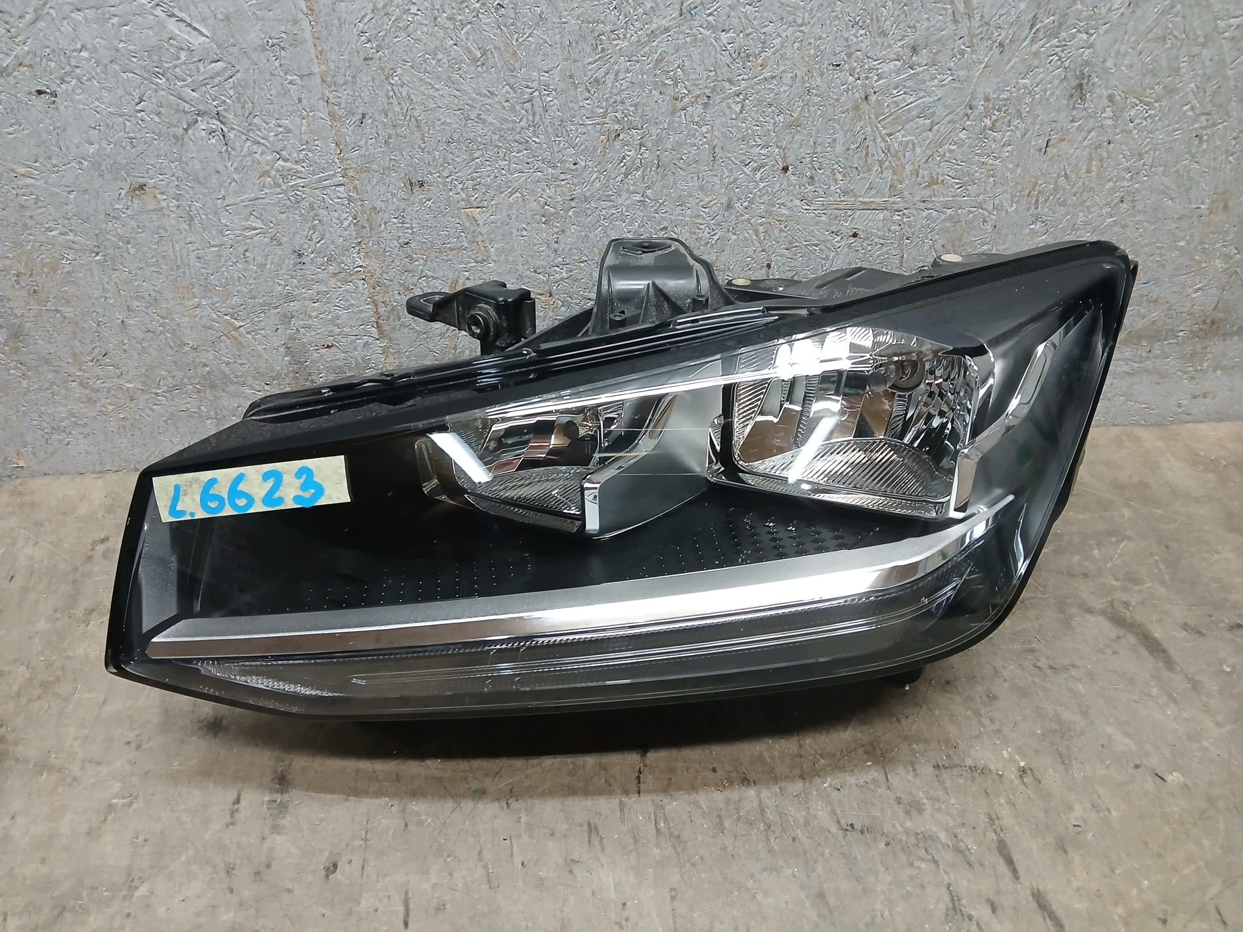 light front left AUDI Q2 81A 81A941003