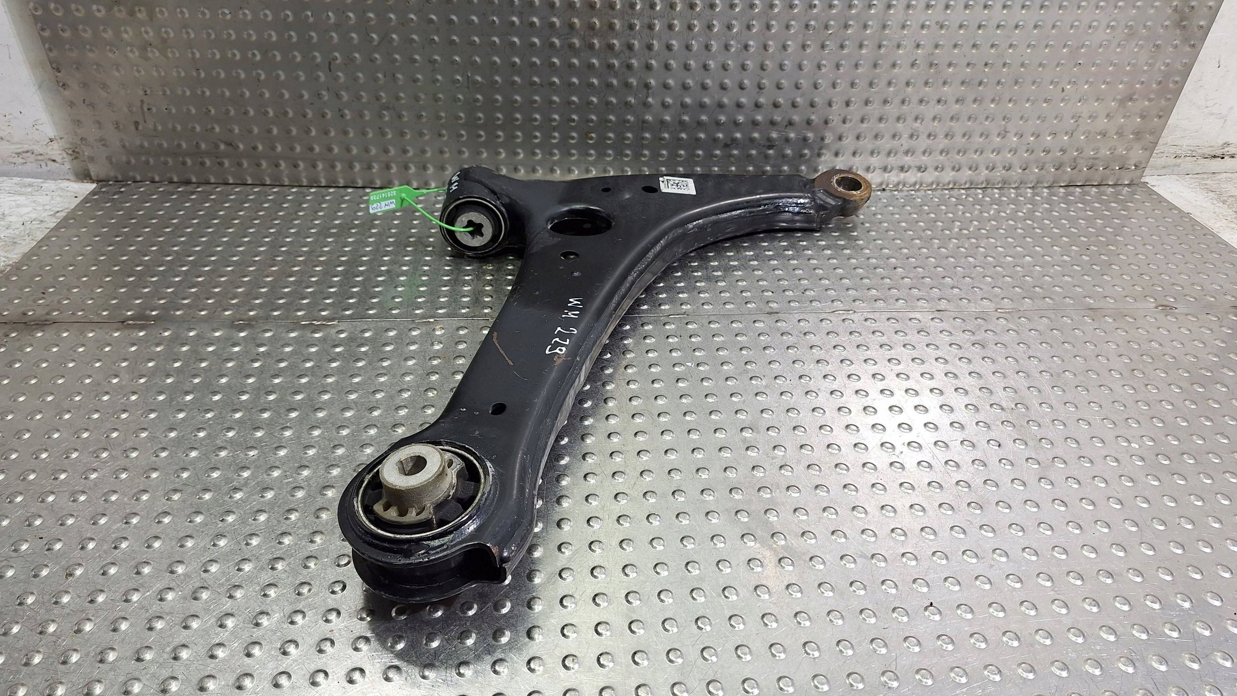 arm right front A9103330100 MERCEDES SPRINTER W907 W910 CRAFTER