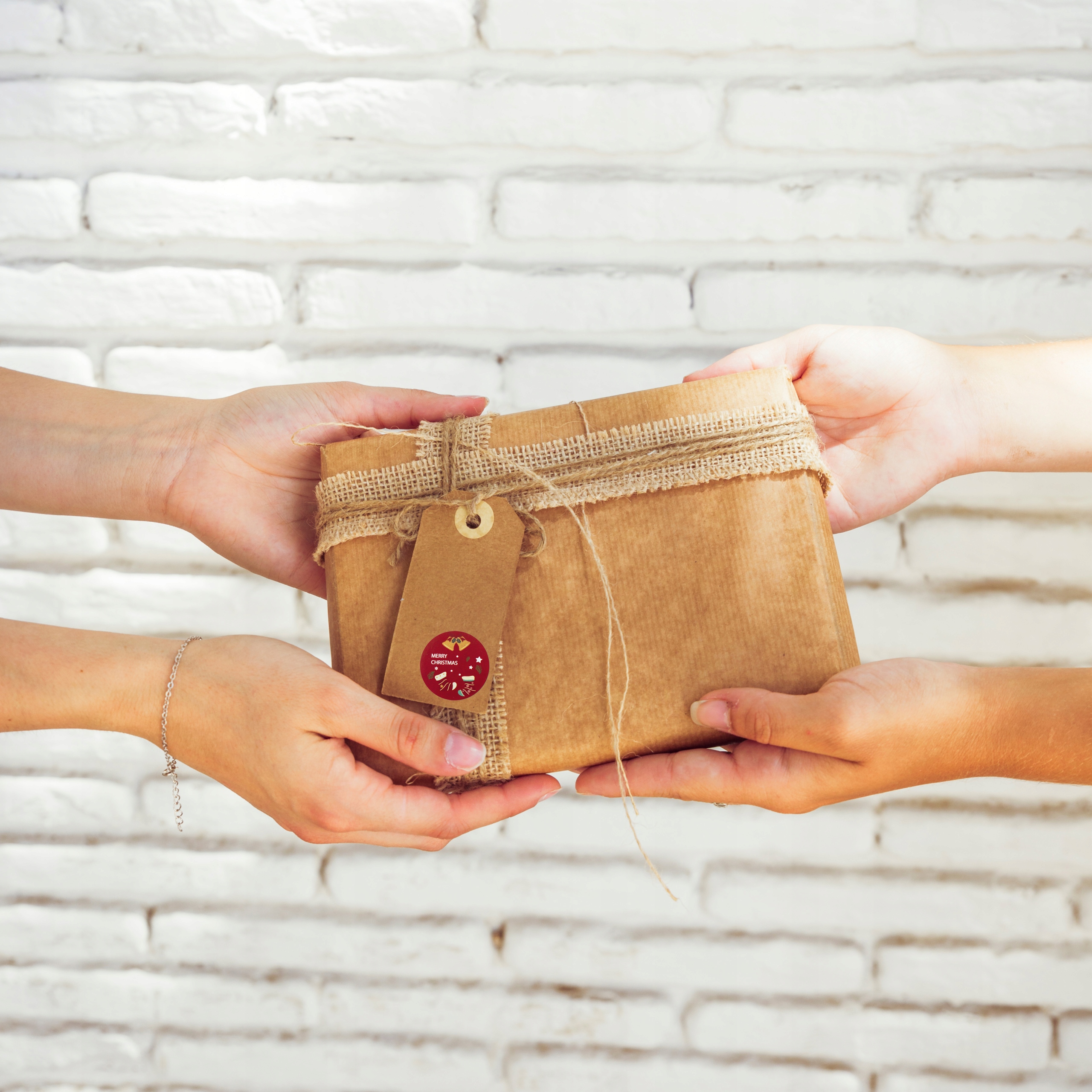 NAKLEJKI ŚWIĄTECZNE X 500 ROLKA WESOŁYCH ŚWIĄT NA PREZENTY PACZKI ŚWIĘTA Kod producenta NAKLEJKA102 CZERWONE MIX WZORÓW