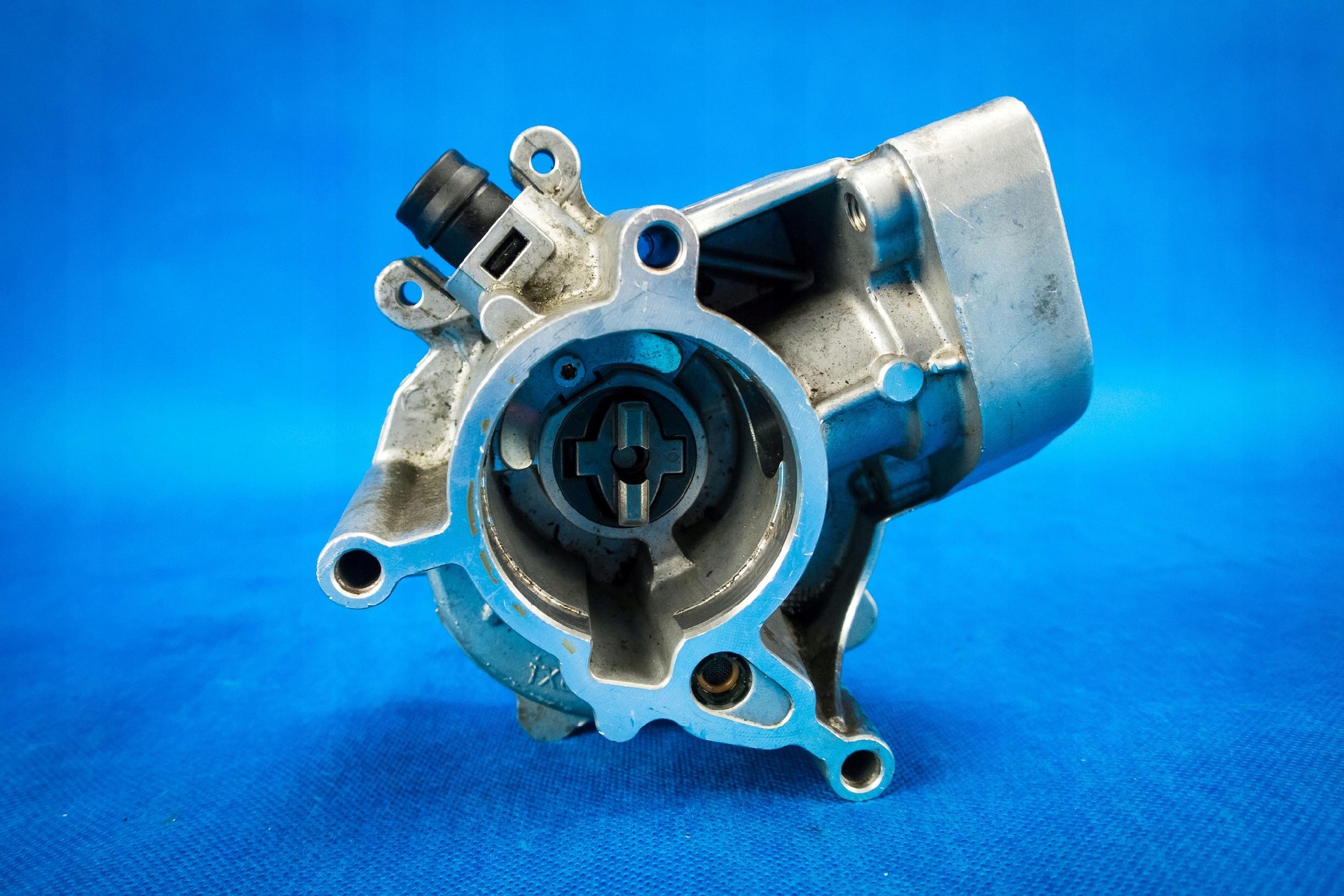 pump vacual vacum Audi S3 A6 VW 06L145100B