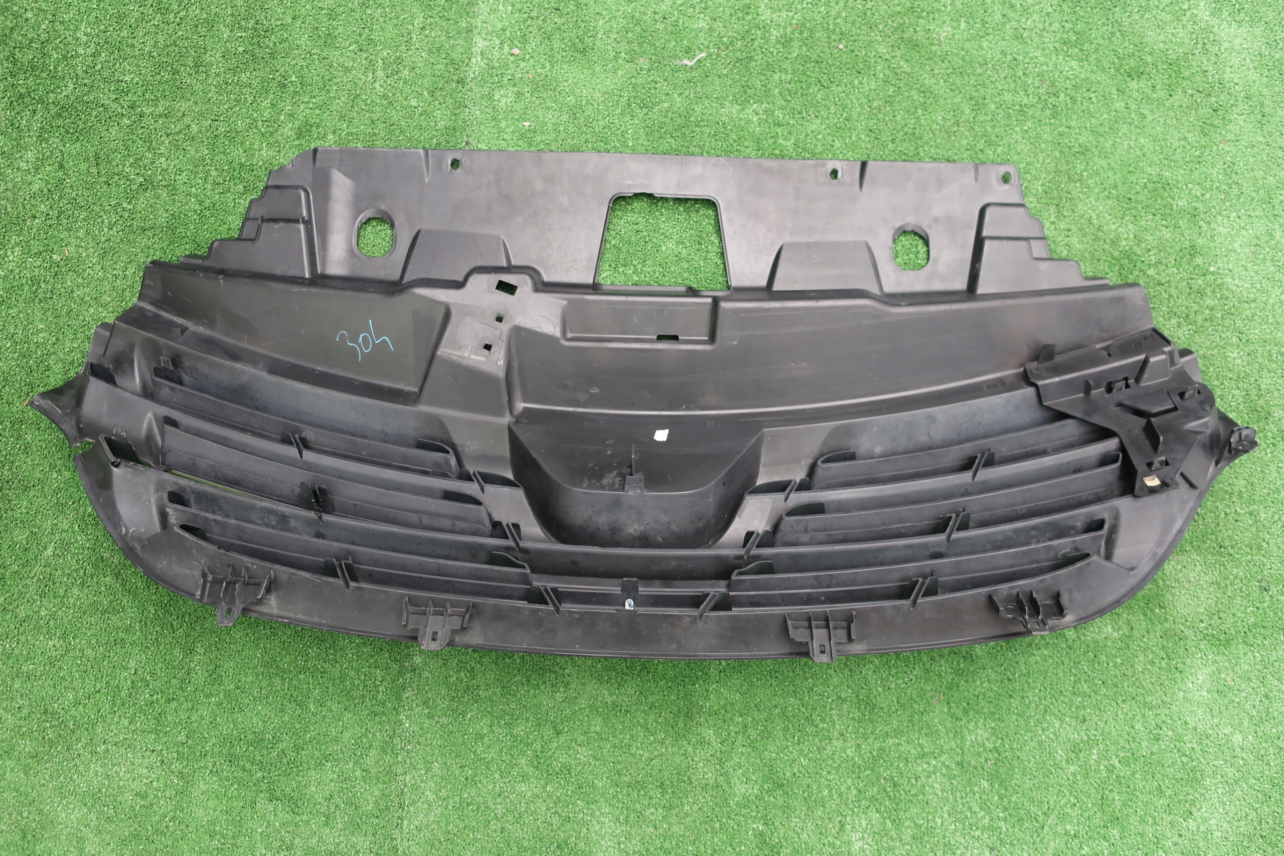 grill EMBLEMAT logo RENAULT TRAFIC LIFT damaged