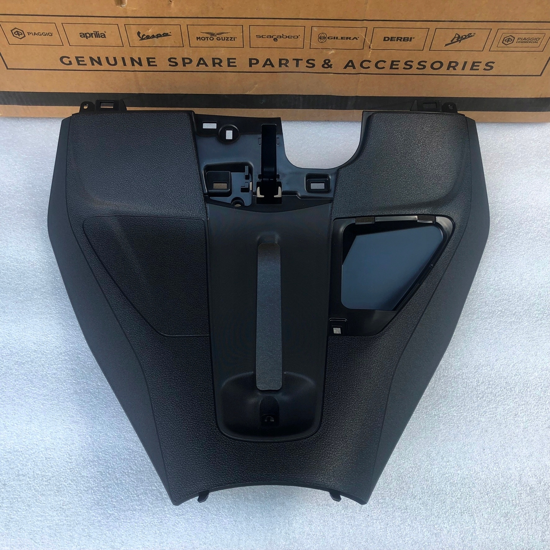 Piaggio MP3 300 310 Hpe 2018+ kokpit pred kolená