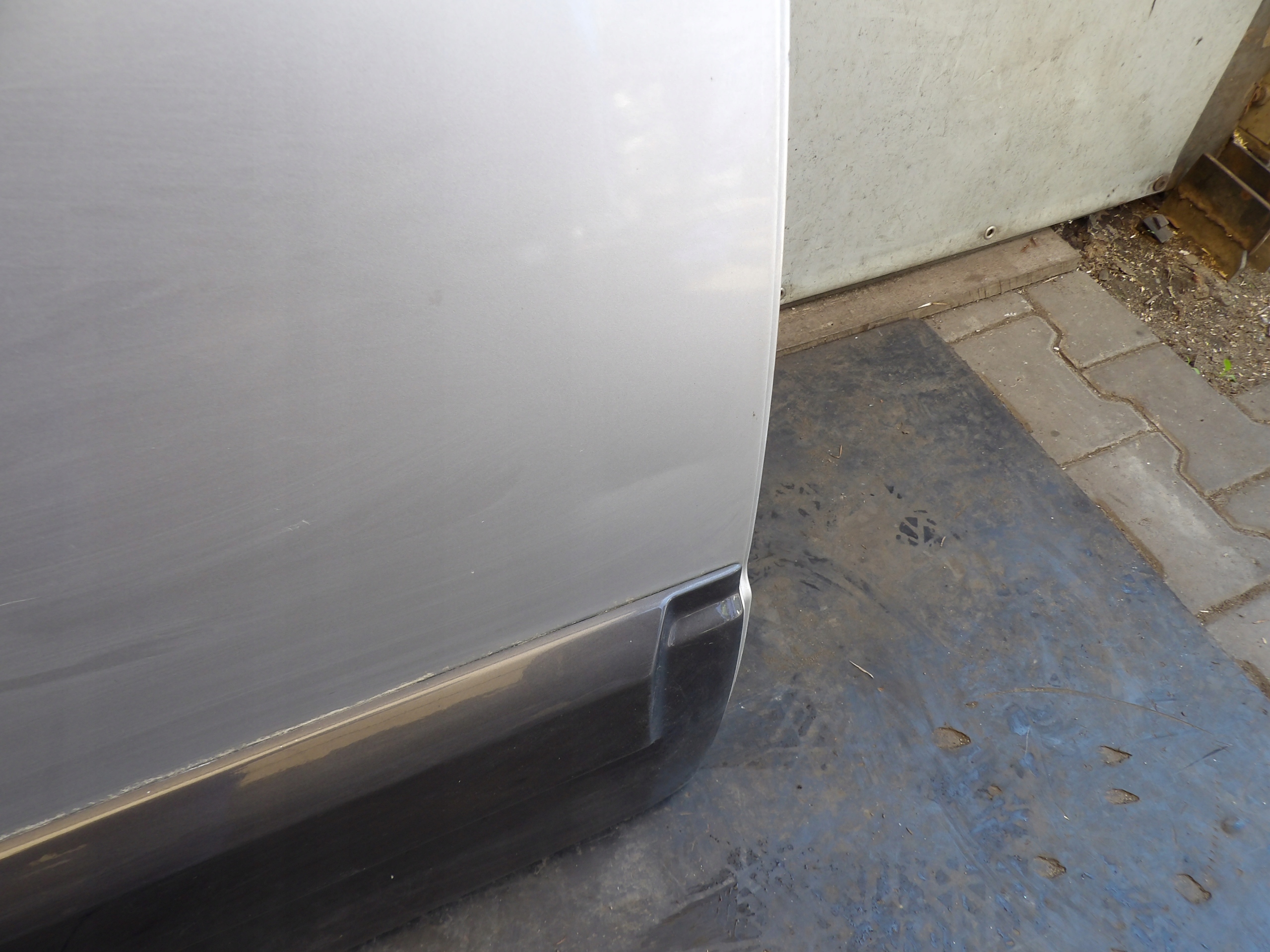 Kia Sorento and door rear. right YL