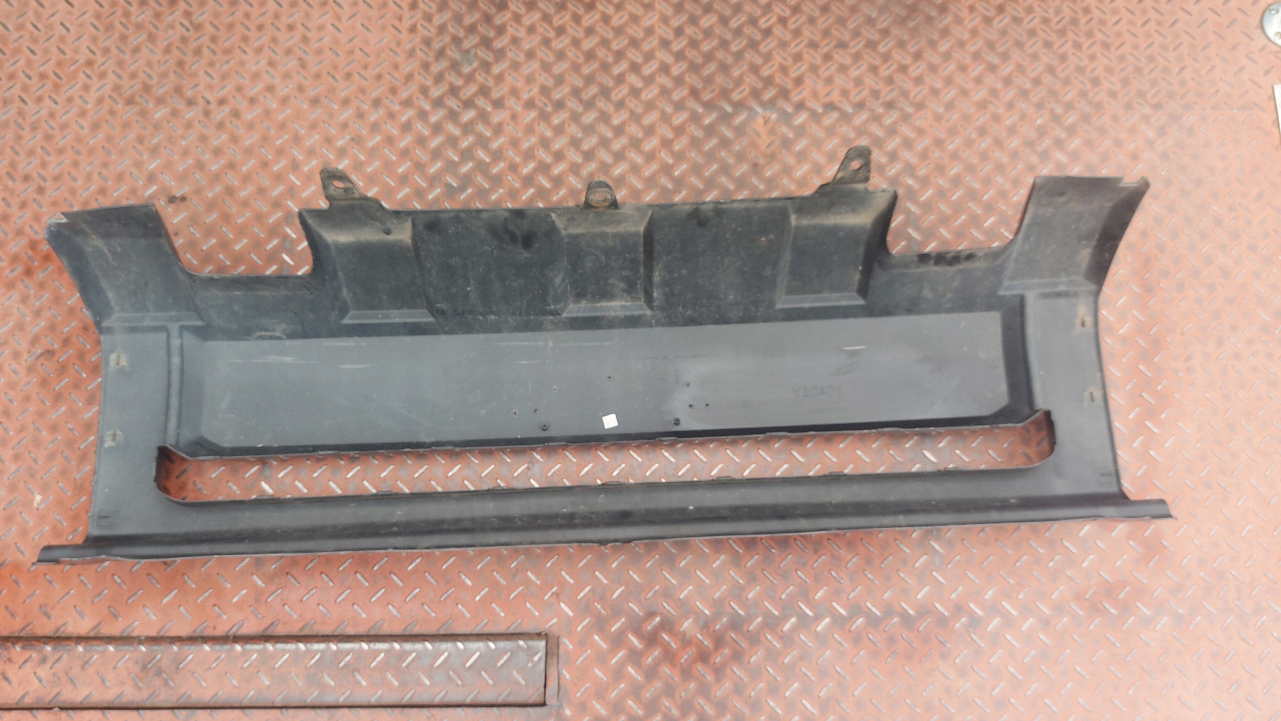 grid of a bumper central front front TOYOTA TUNDRA 13-15