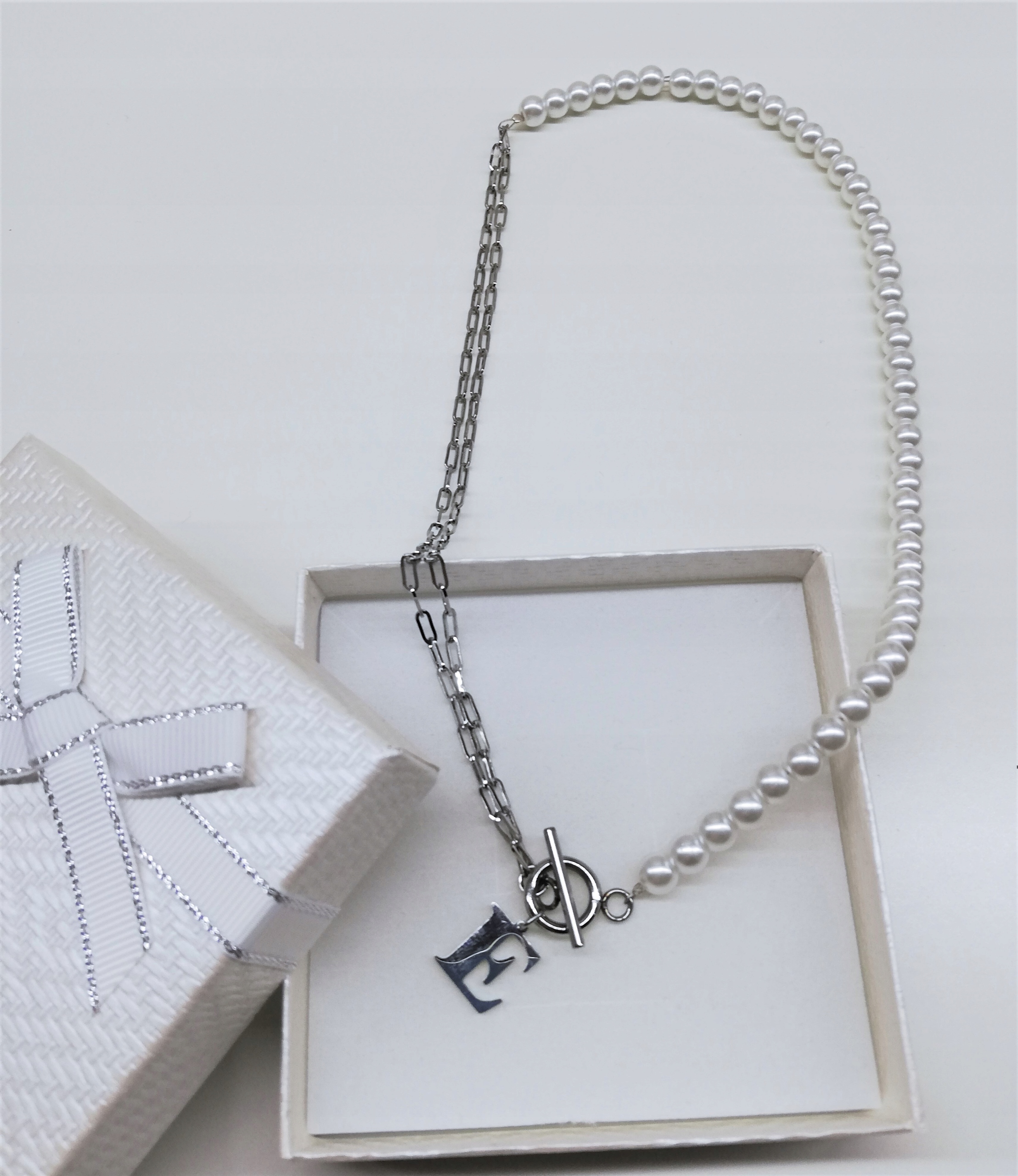 náhrdelník perly řetízek 42cm libovolné písmeno Ocel