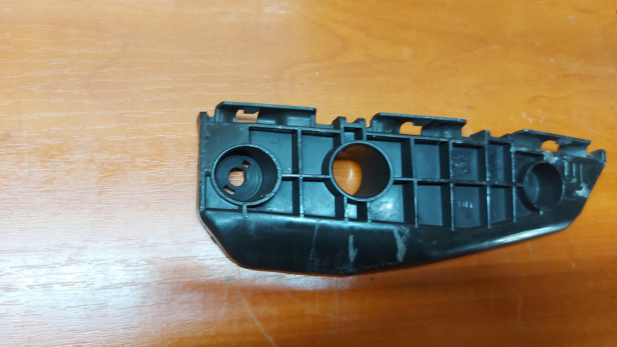 bumper bracket left front TOYOTA AURIS and 06-12