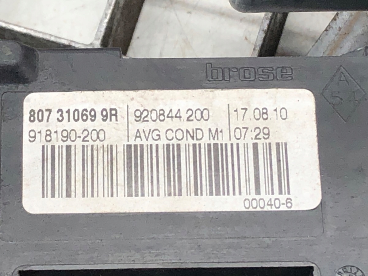 PODNOŚNIK SZYBY LEWY PRZÓD RENAULT FLUENCE 807310699R Sedan/Limuzyna Waga produktu z opakowaniem jednostkowym 5 kg