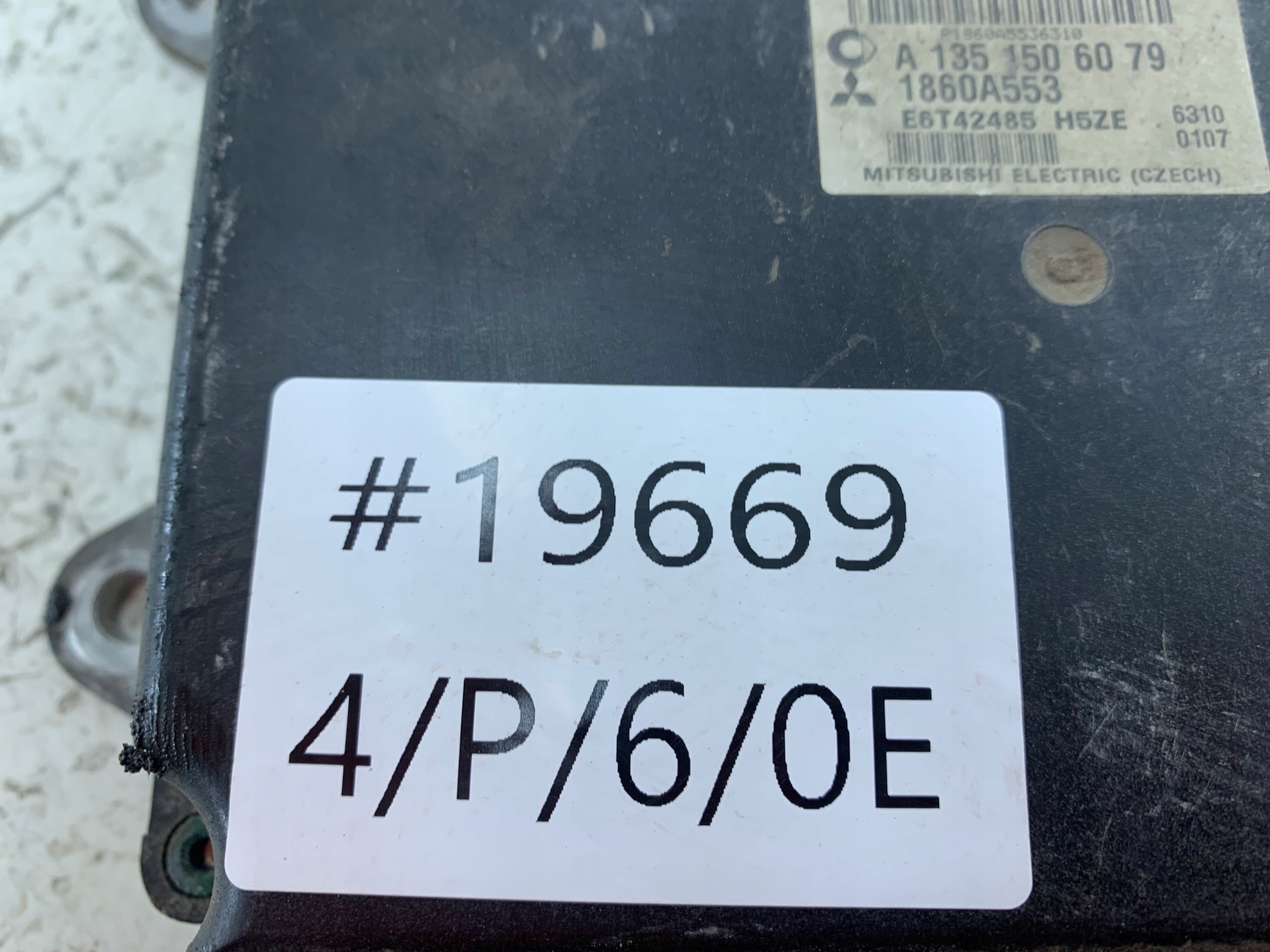 MITSUBISHI COLT VI 1.5 DID control unit of the engine 1860A553