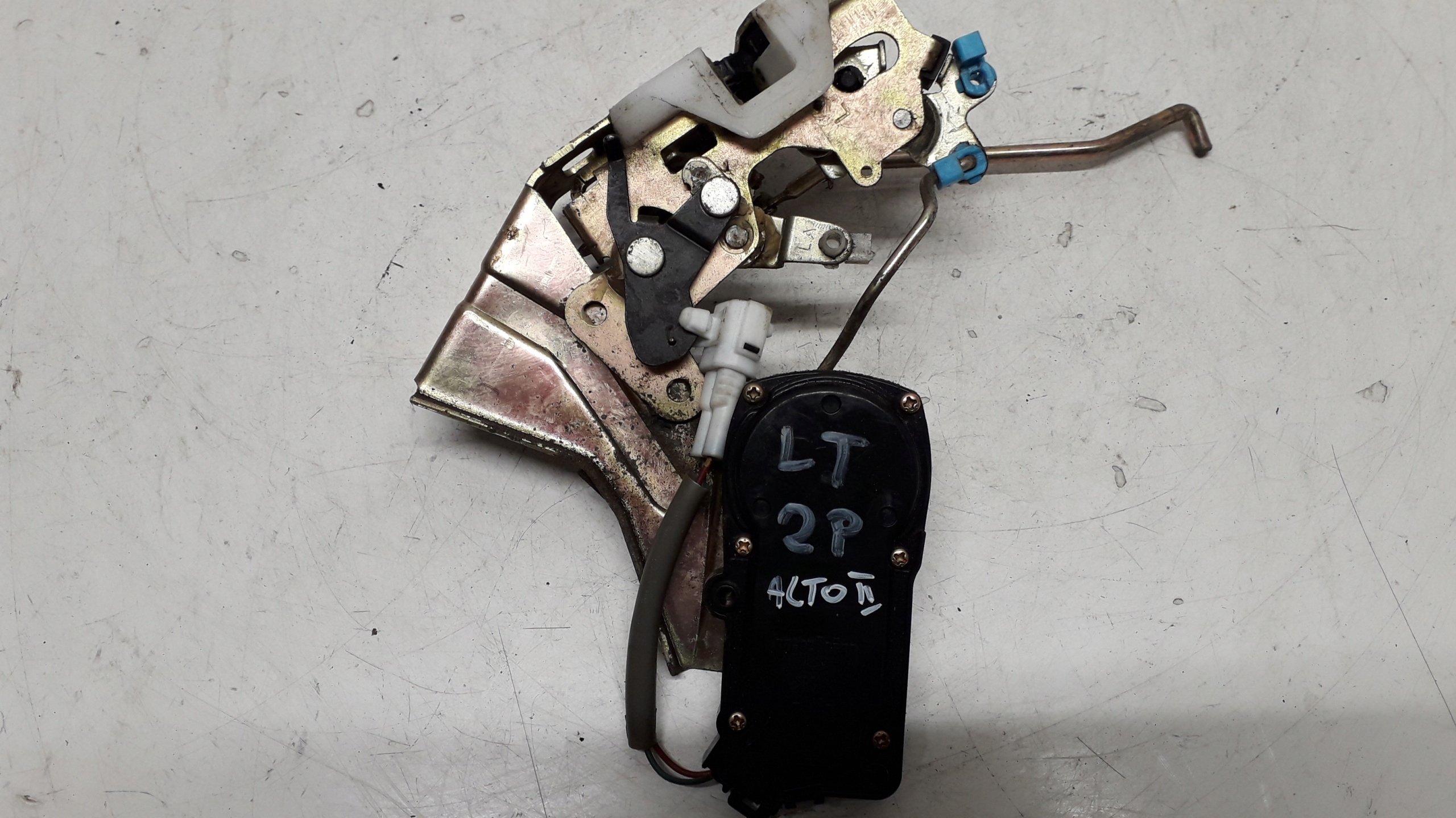 SUZUKI ALTO 5 V 98- ZAMEK LEWY TYLNY