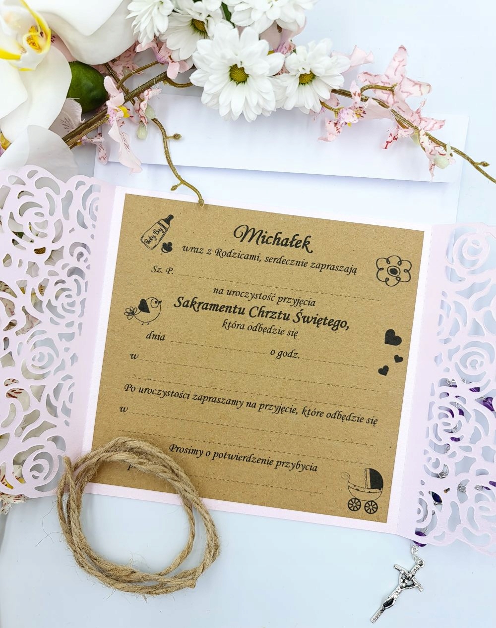 ZAPROSZENIA CHRZEST CHRZCINY AŻUROWE AŻUR EKO RÓŻ Szerokość produktu 13 cm