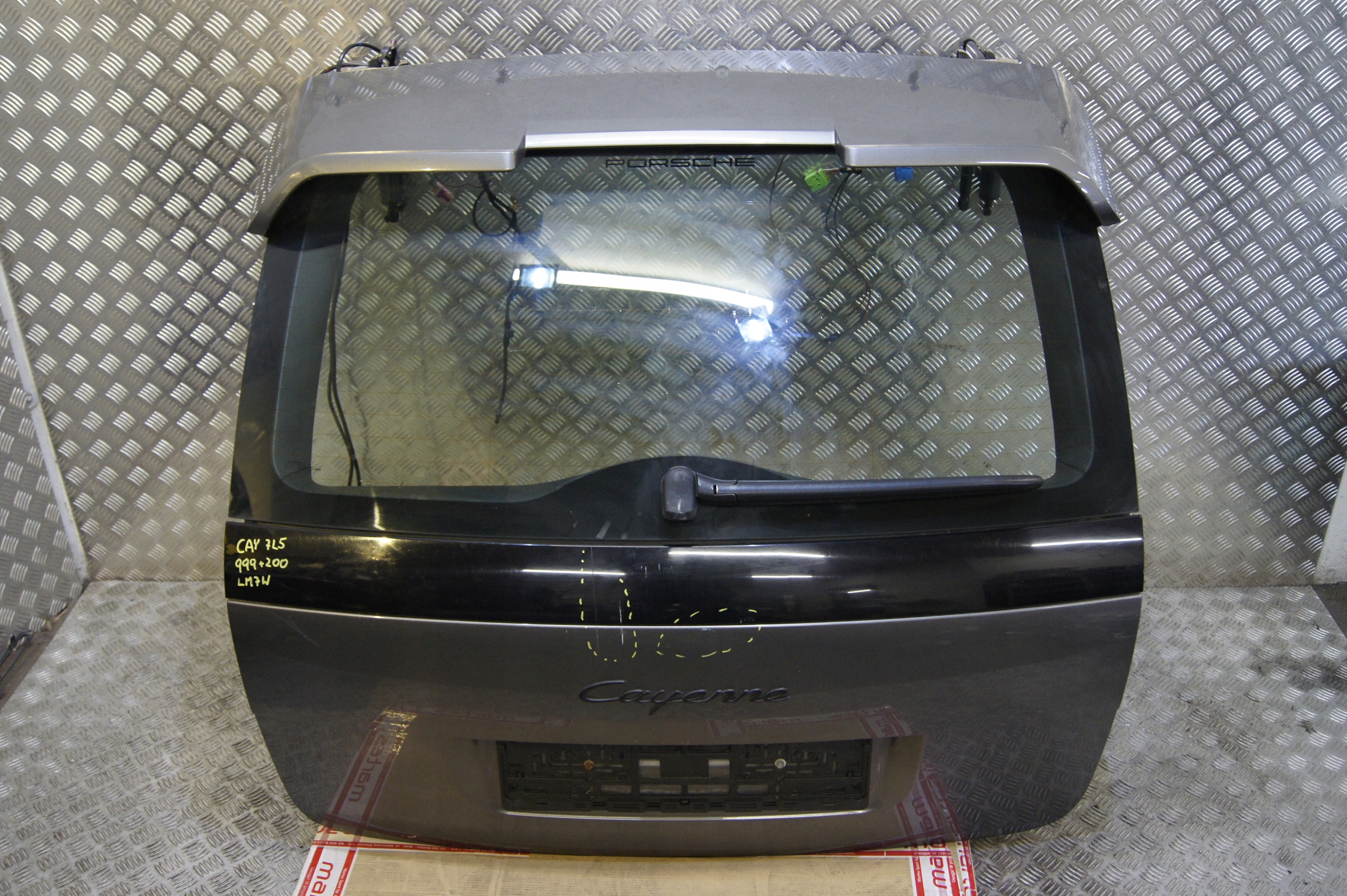 Klapa bagażnika Cayenne 7L5 LM7W