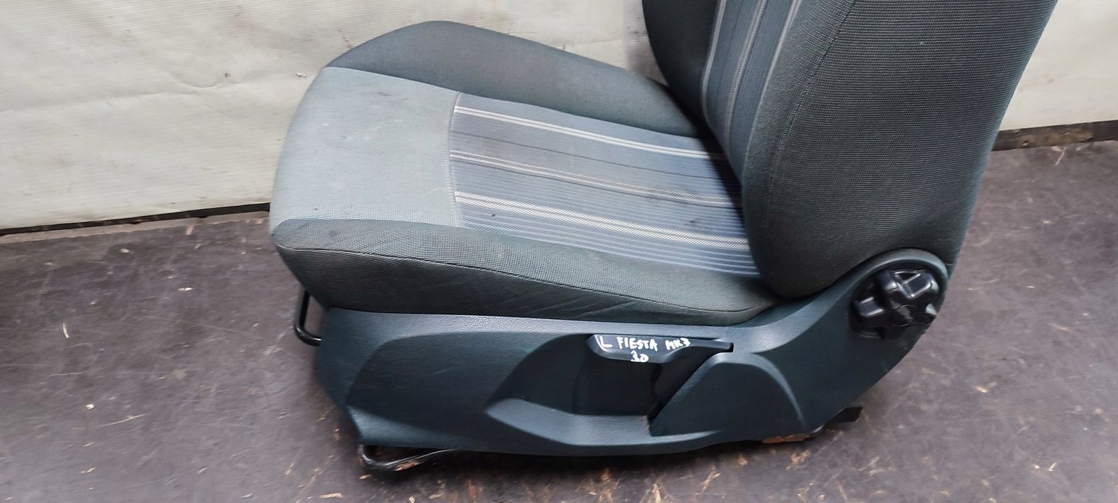 seat front front left driver´s Ford Fiesta MK7 3D H9