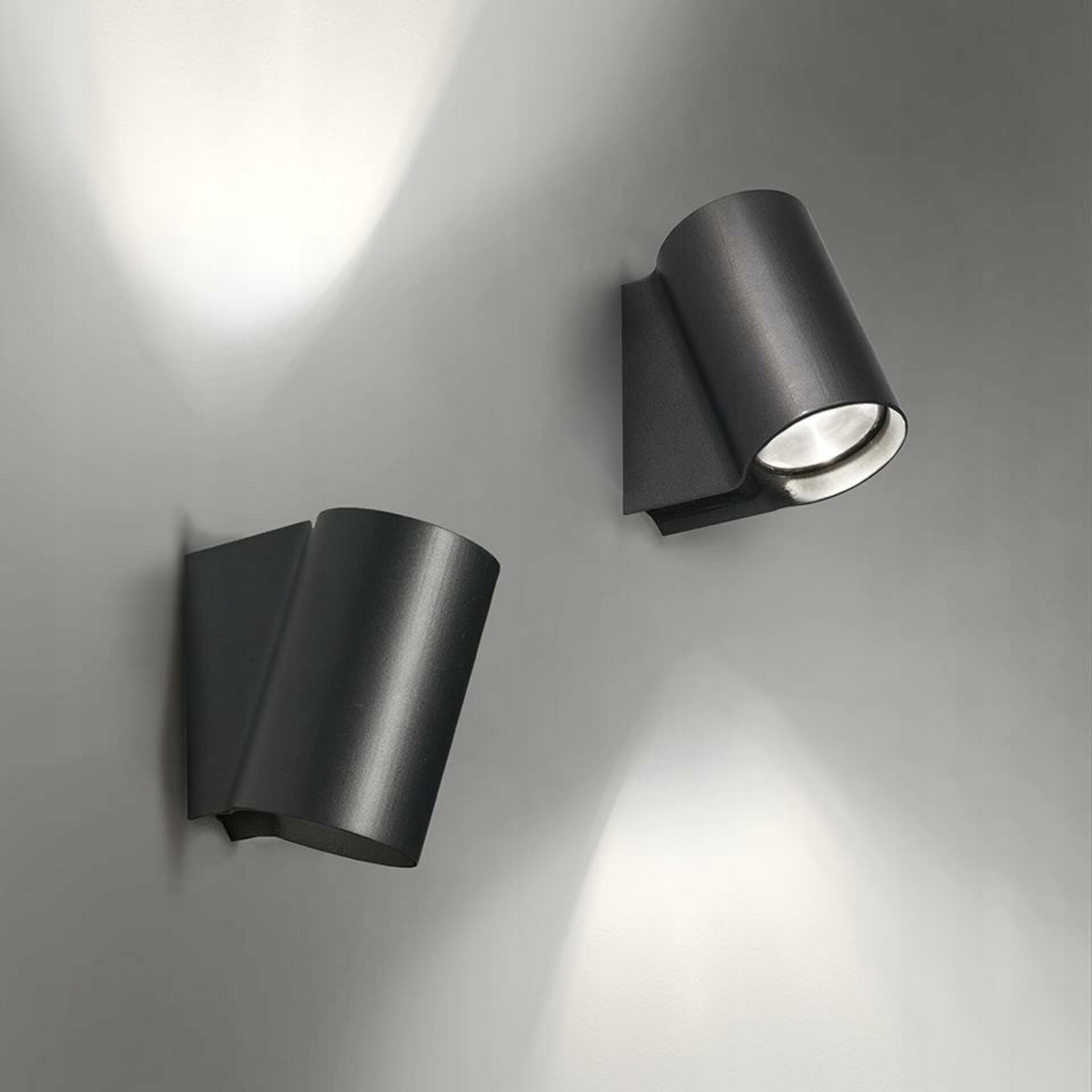 Artemide Oblique nástenné svietidlo, antracitová šedá, Led 20W, IP65