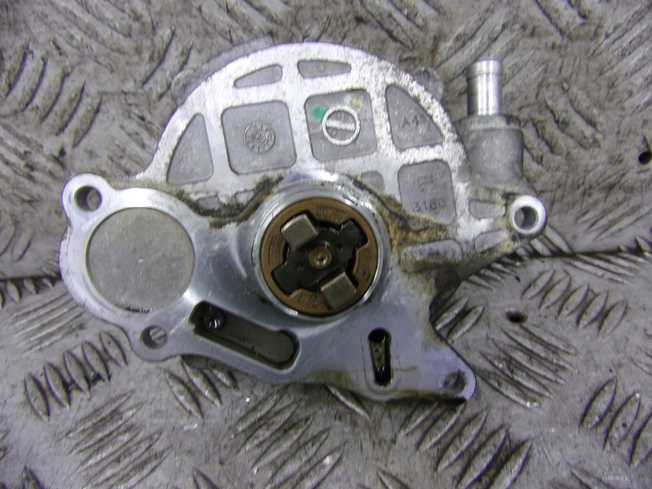 Pompa VACUM VAKUM VOLKSWAGEN PASSAT B6 03L145100