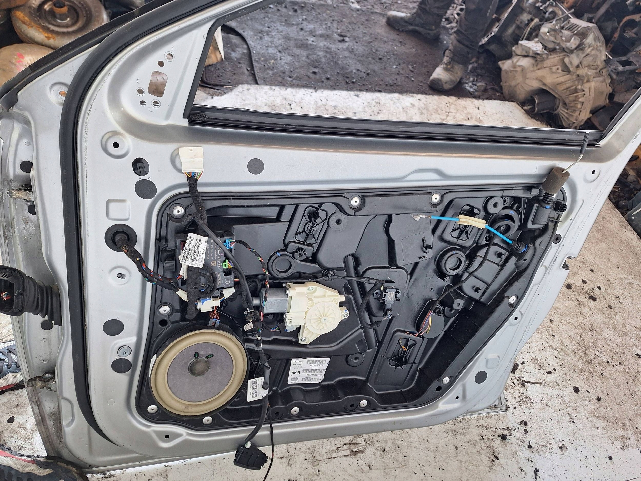 INFINITI Q30 15-19 door right front