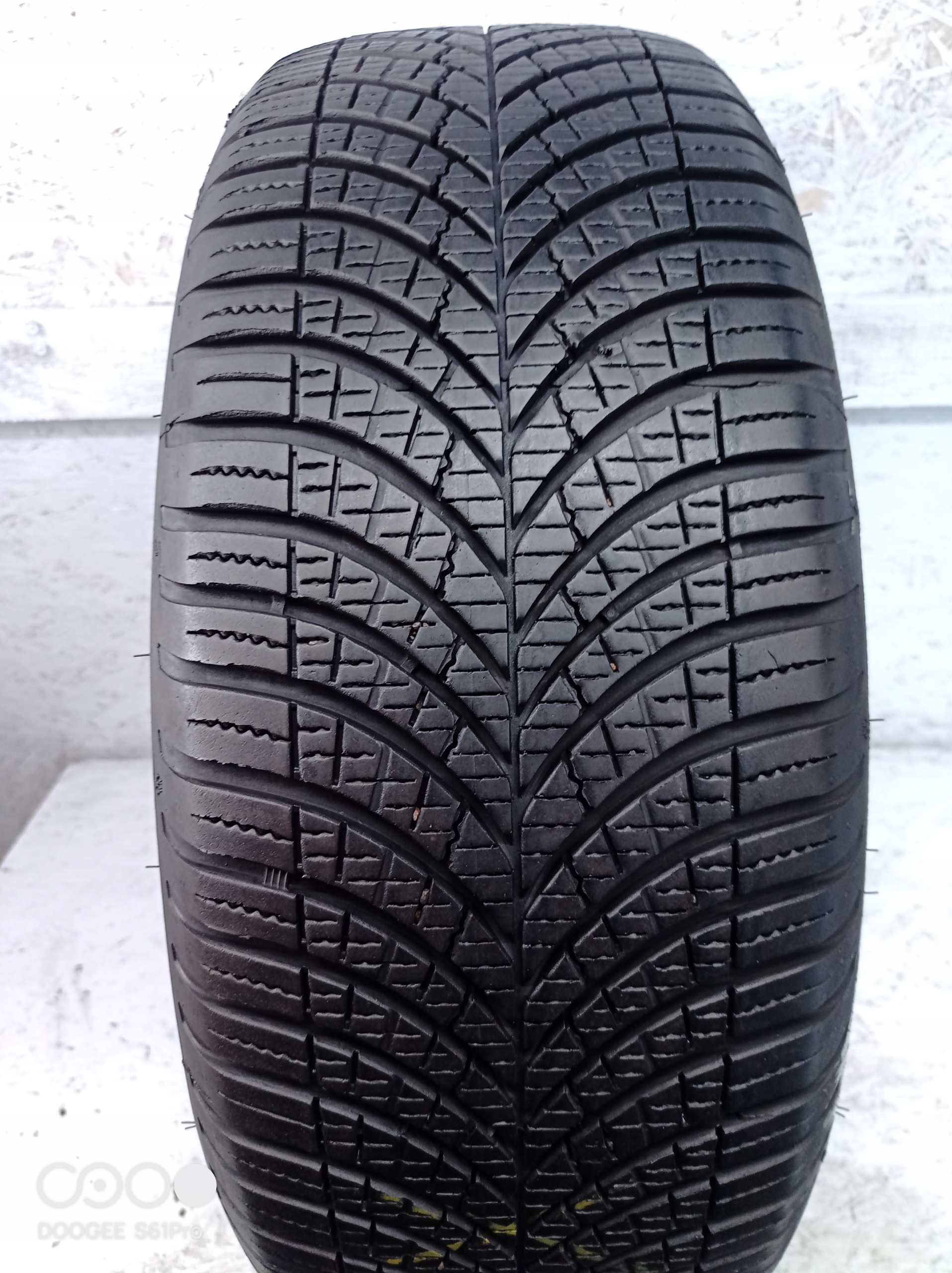 1x 215/55R17 98W Goodyear Vector 4Seasons G3