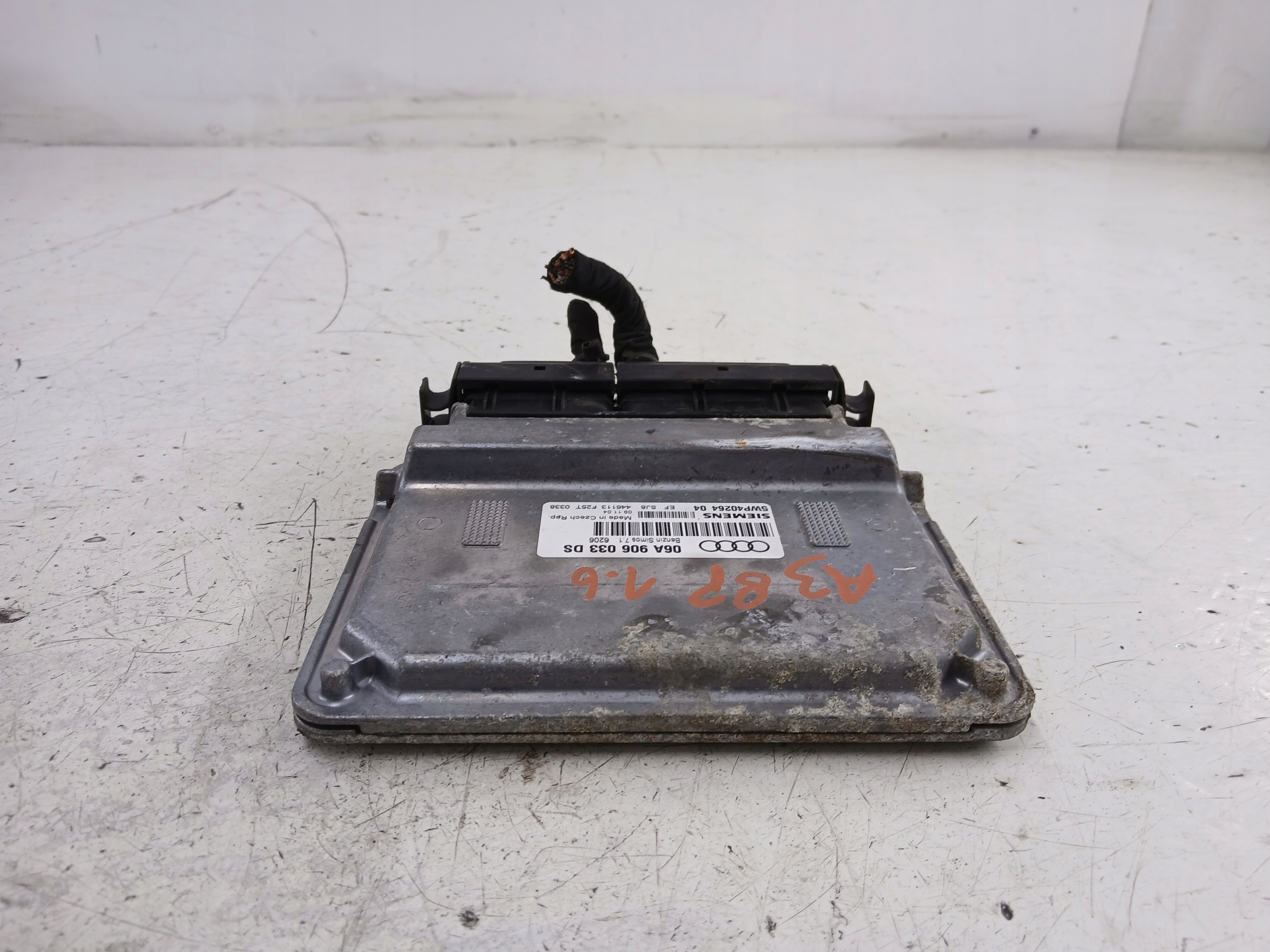 AUDI A3 8P 1.6 control unit of the engine 06A906033DS
