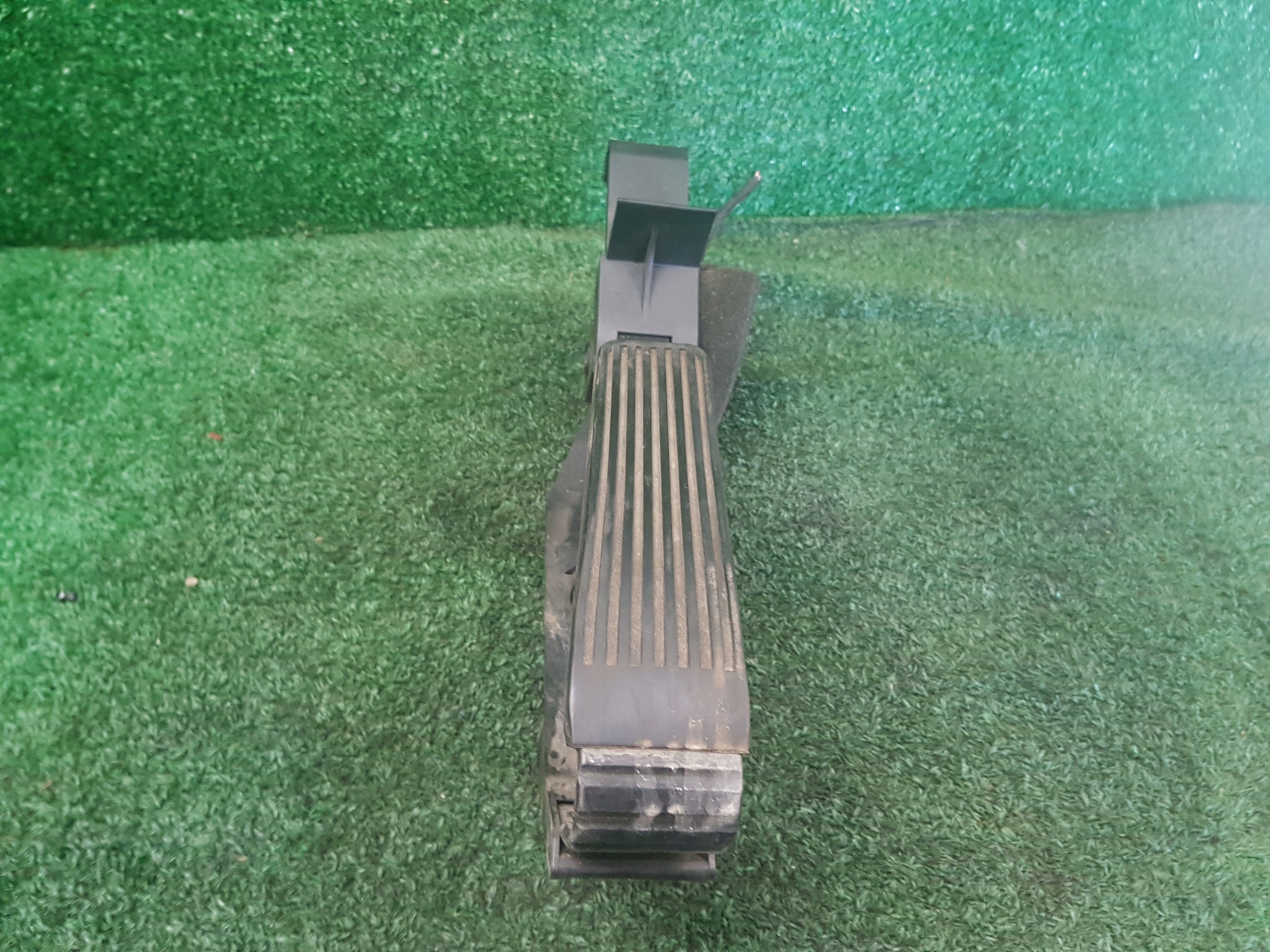 accelerator pedal MERCEDES-BENZ E-KLASA W211 A2113000404