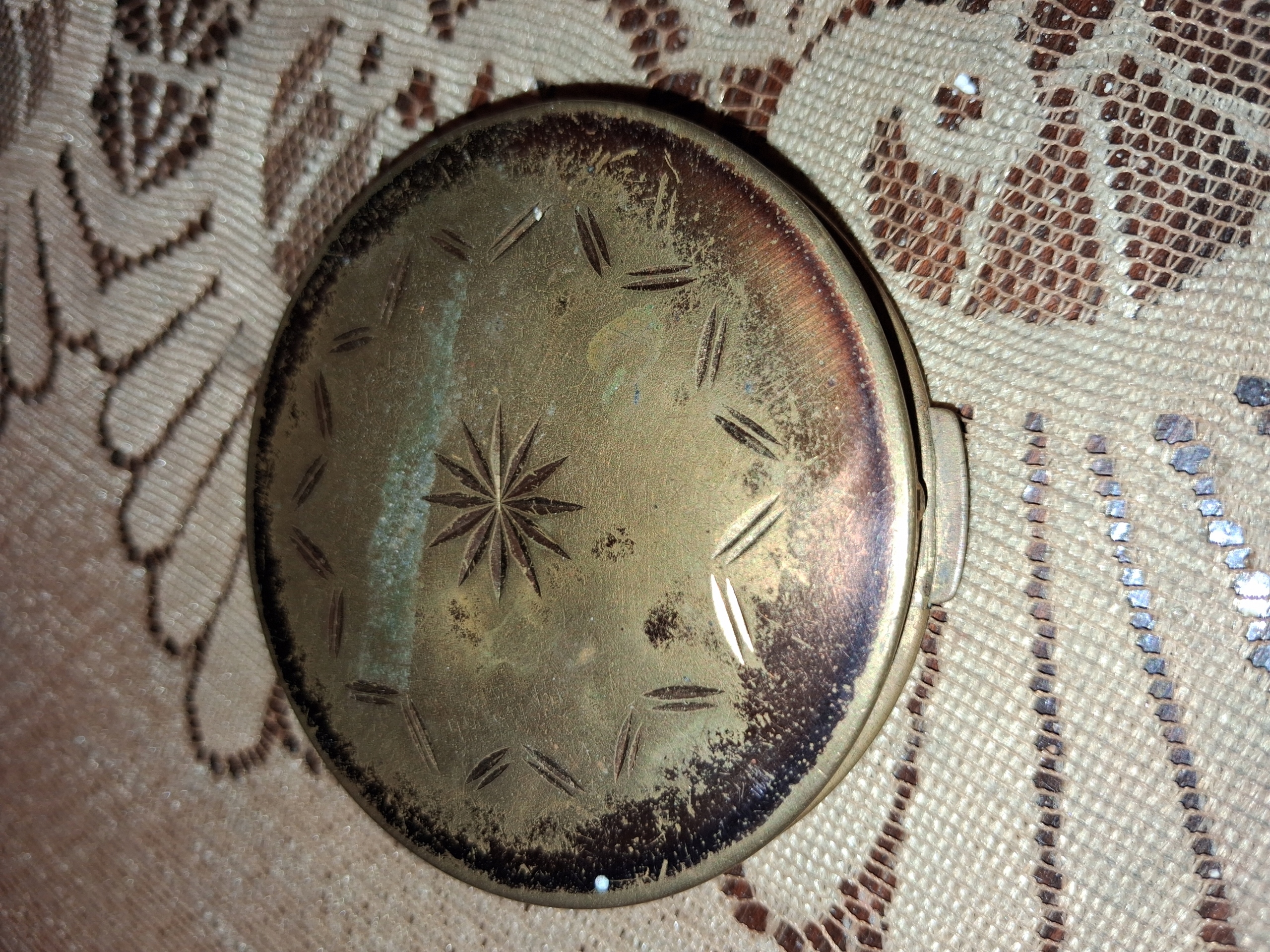 kolekcjonerska puderniczka metalowa