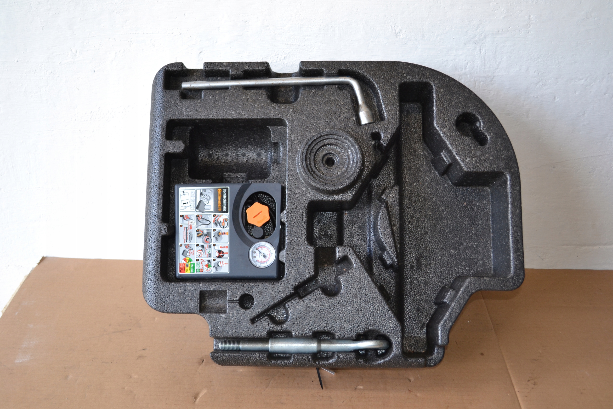 ZESTAW NAPRAWCZY KOŁA ZAPASOWEGO VOLVO XC60 I 08-17