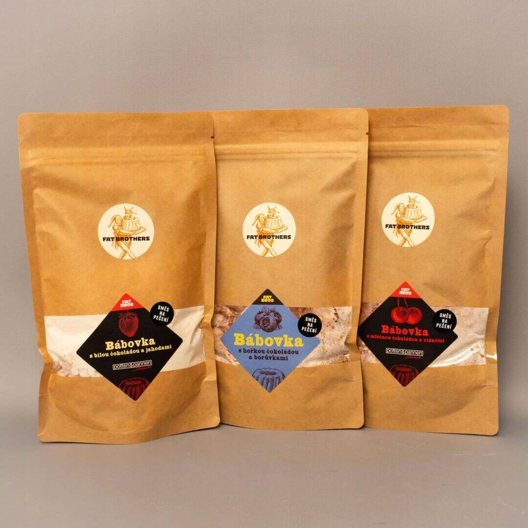 Levně Bábovky višeň s mléčnou čokoládou, jahoda s bílou a borůvka s hořkou