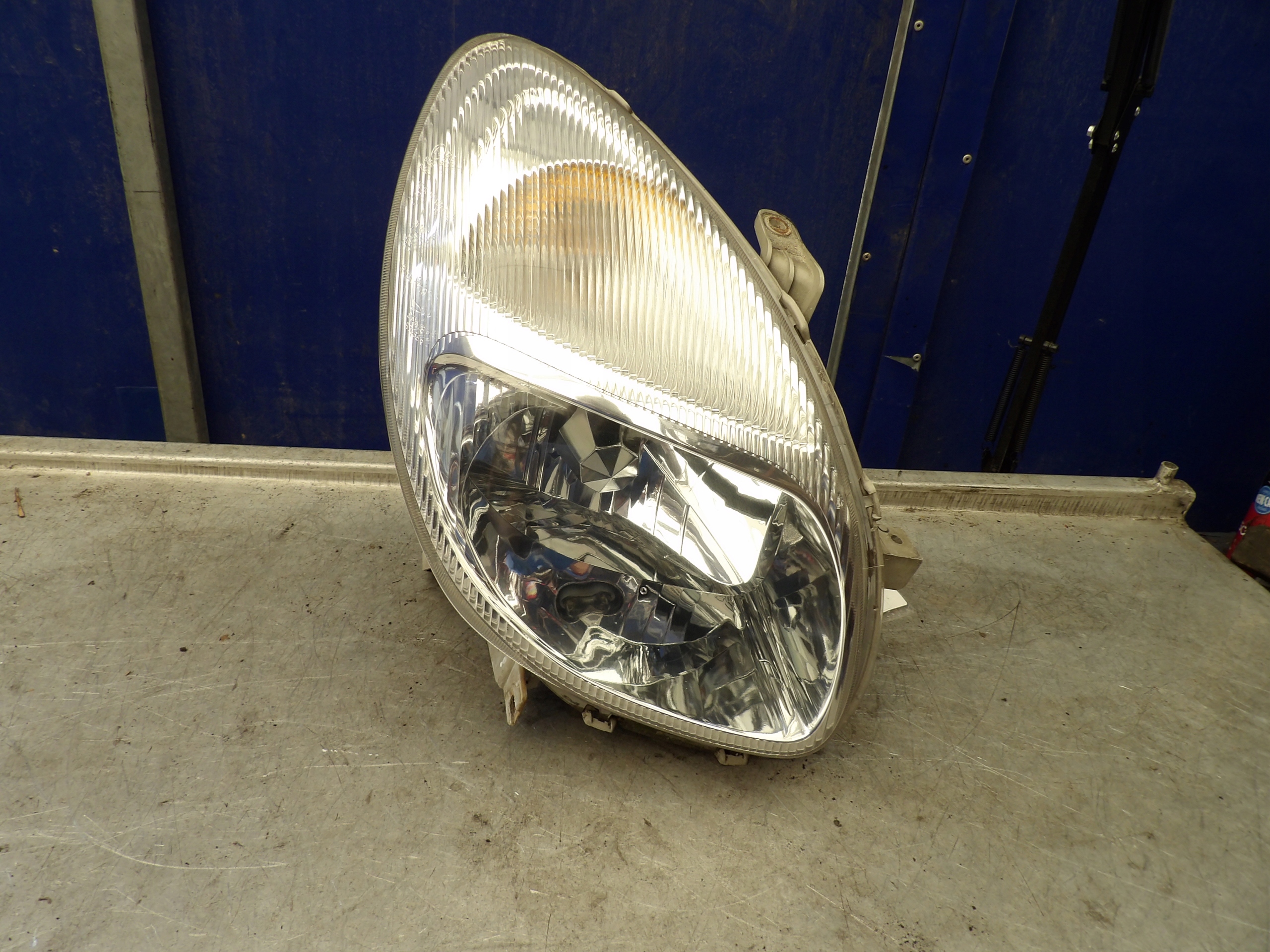 Daihatsu Sirion M100 light front right 1,0B