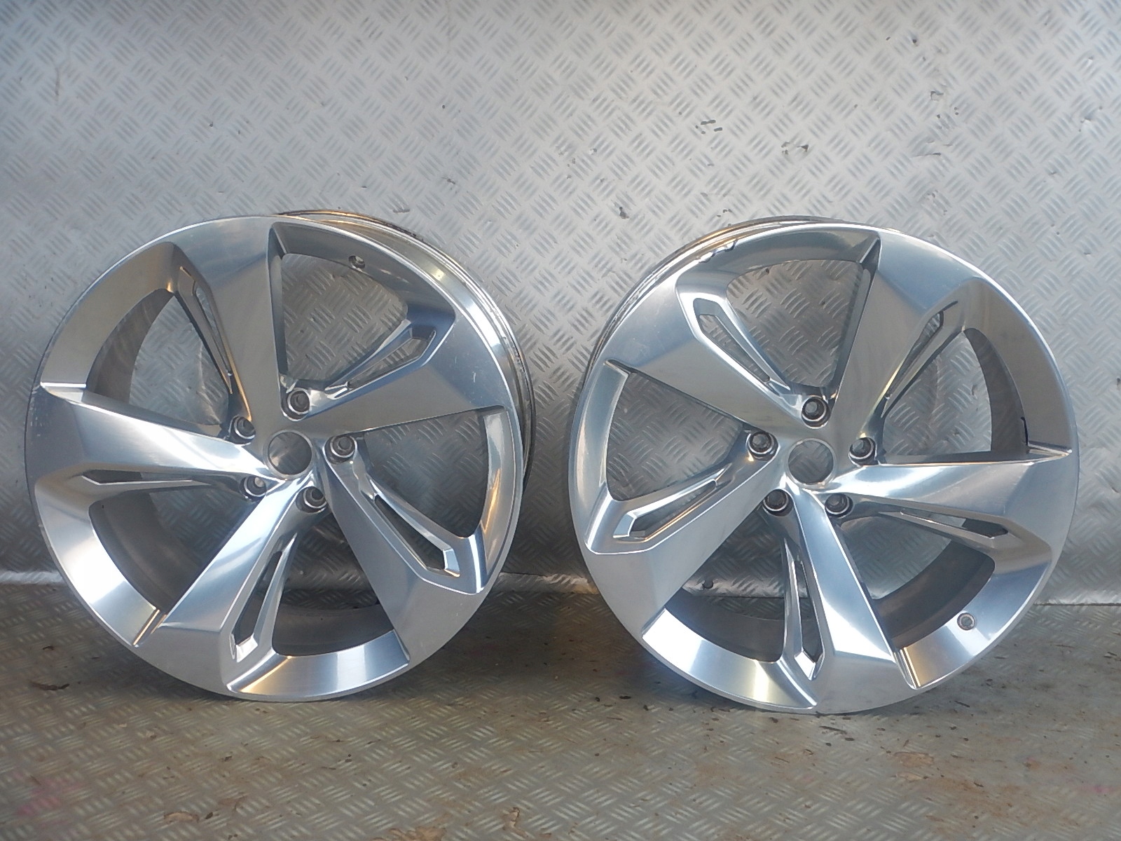 БЕНТЛІ БЕНТАЙГА ОБІД АЛЮМІНІЙ 220jx22 Et28