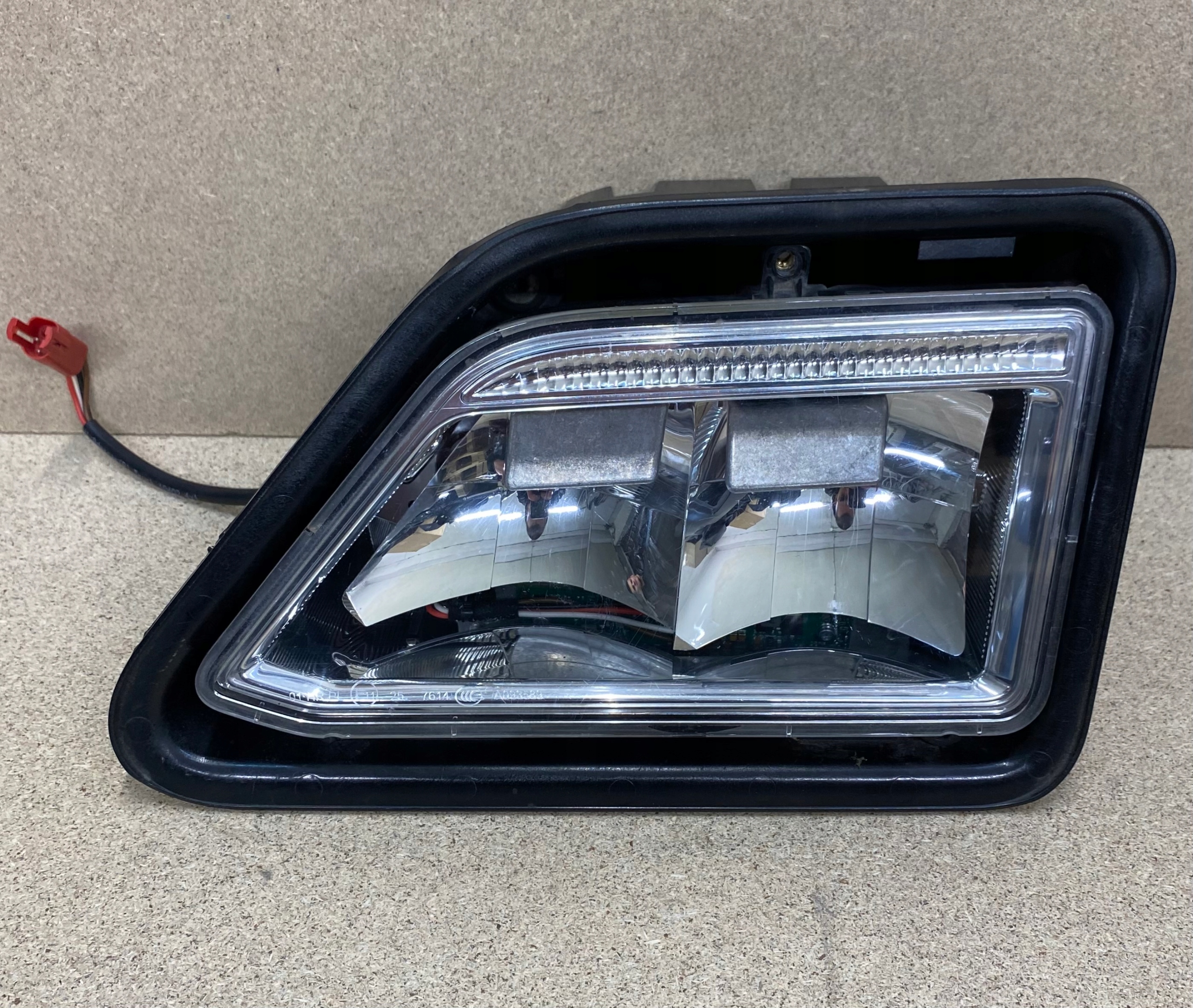 HALOGEN DACHOWY GLOBU LH SCANIA R S NGT 2623595