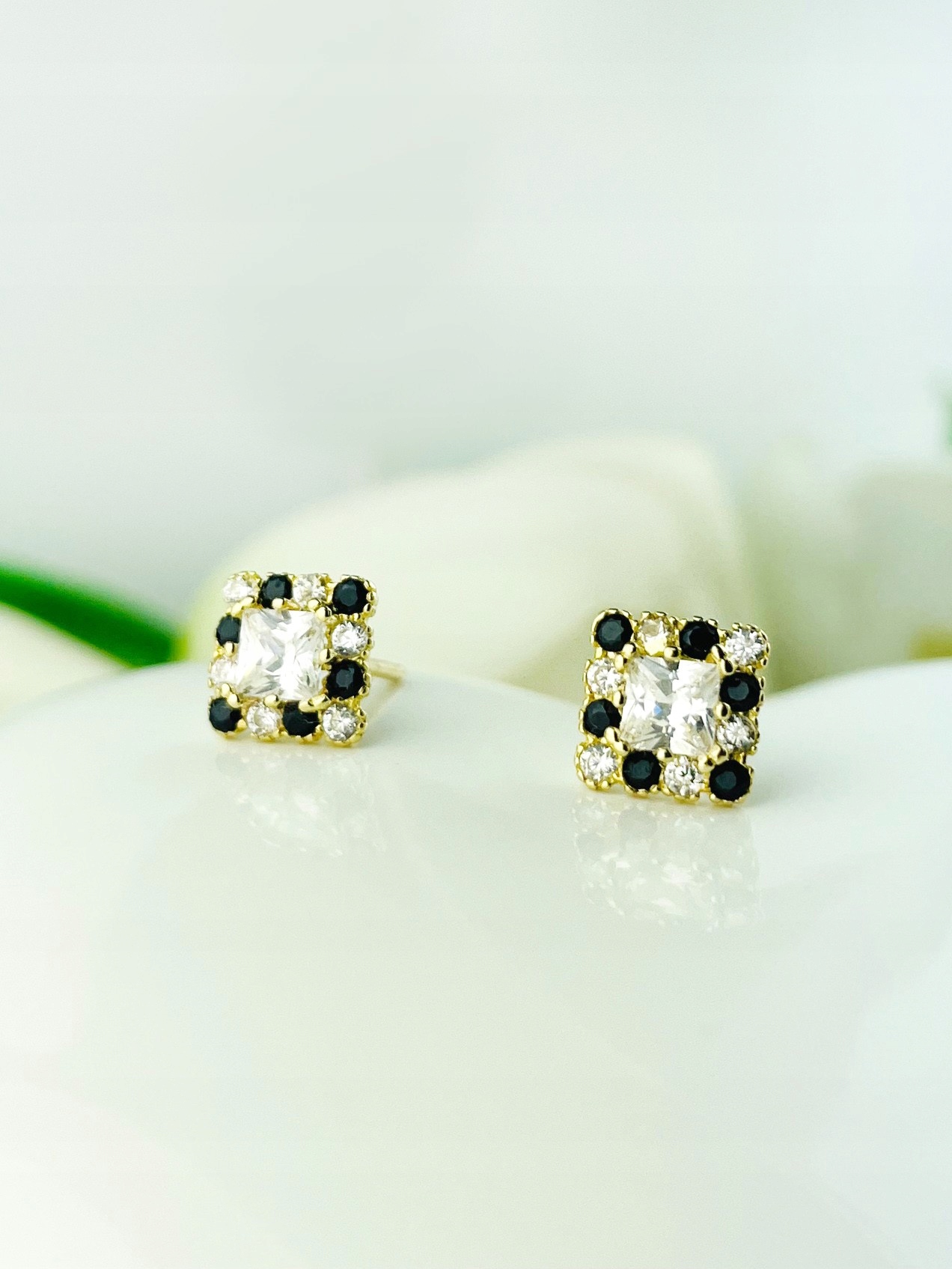 Zlaté náušnice s čtverečky, zirkony a onyxem