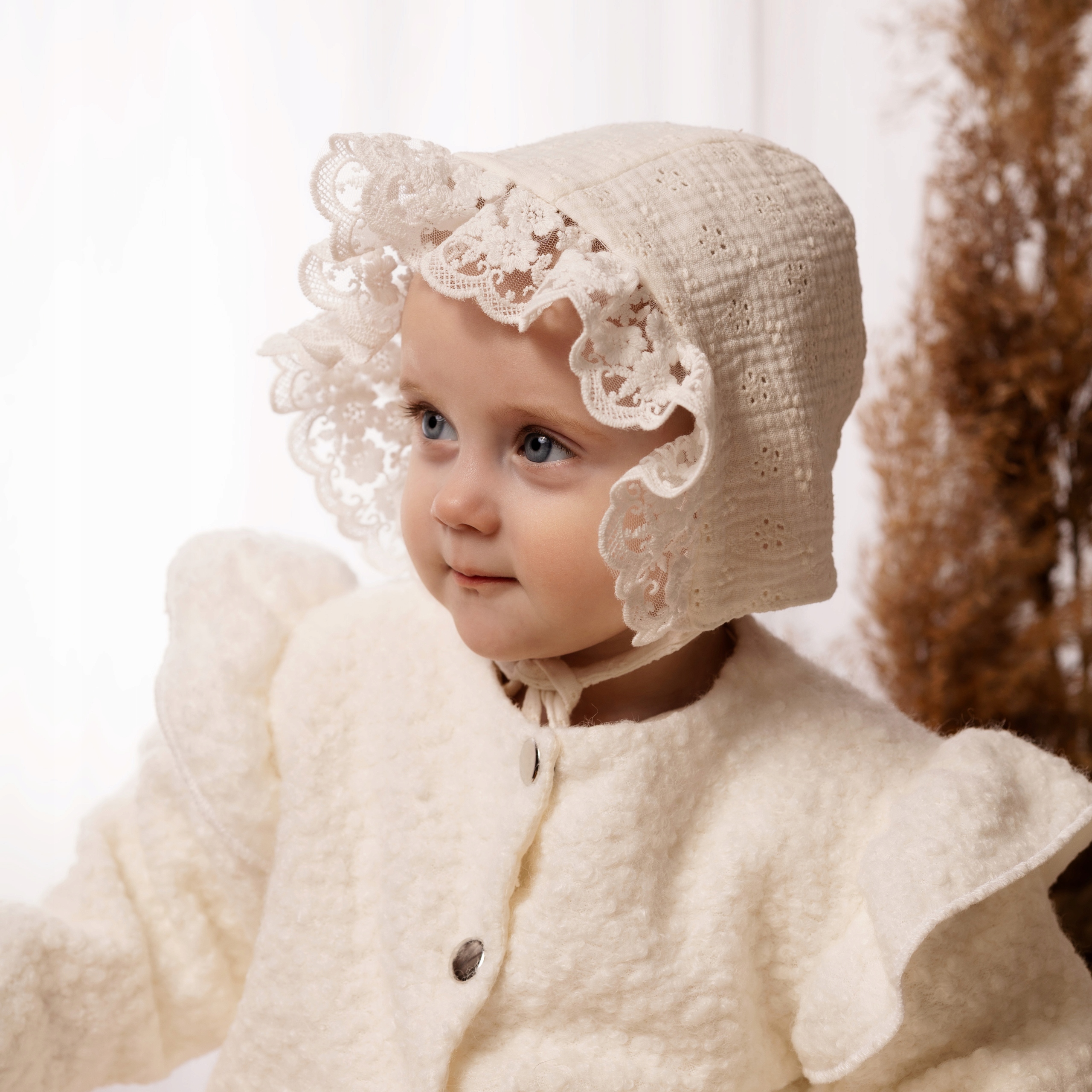 Bonetka czapeczka haftowana z koronką ecru, 2 - 5 mc