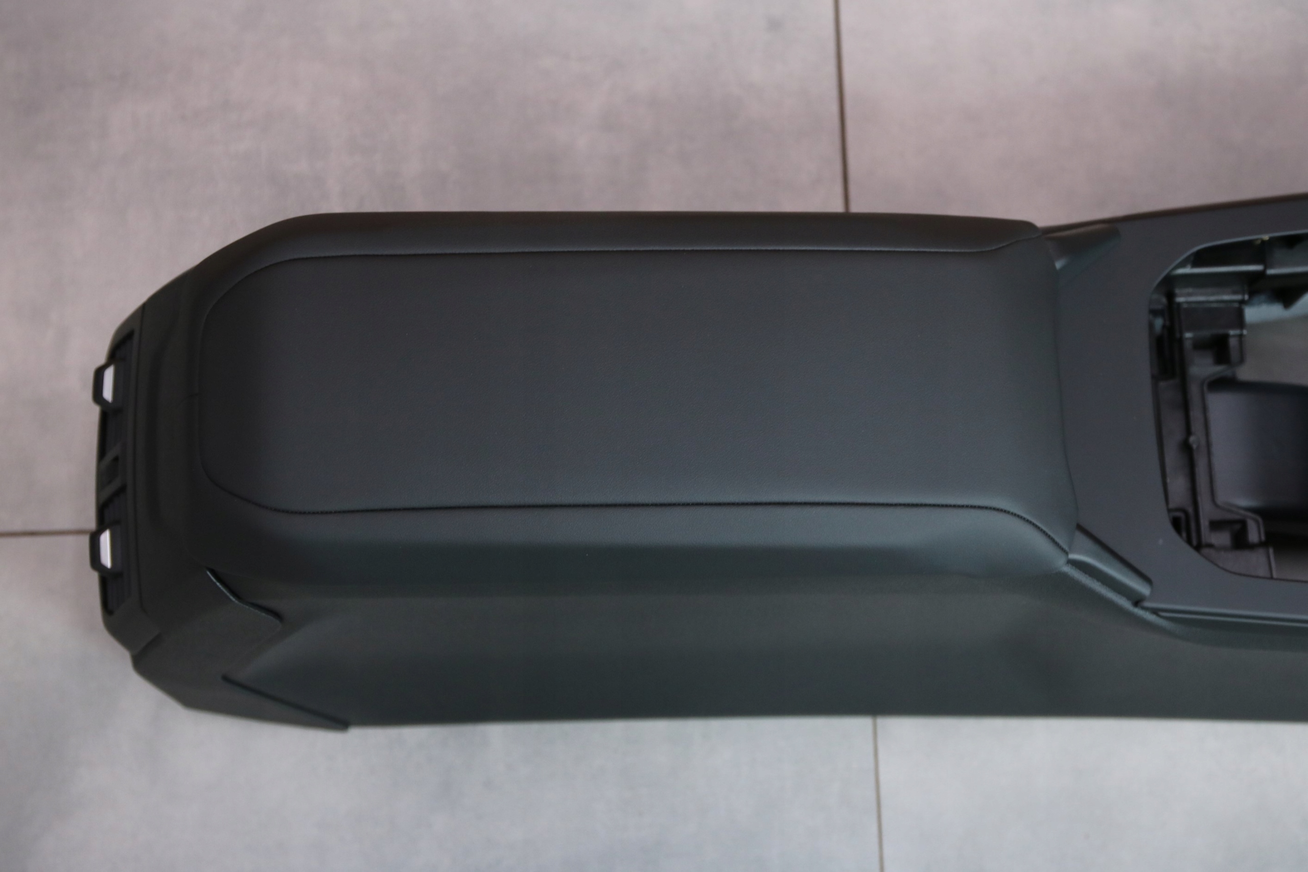 BMW 1' F70 2' F74 TUNEL central armrest black