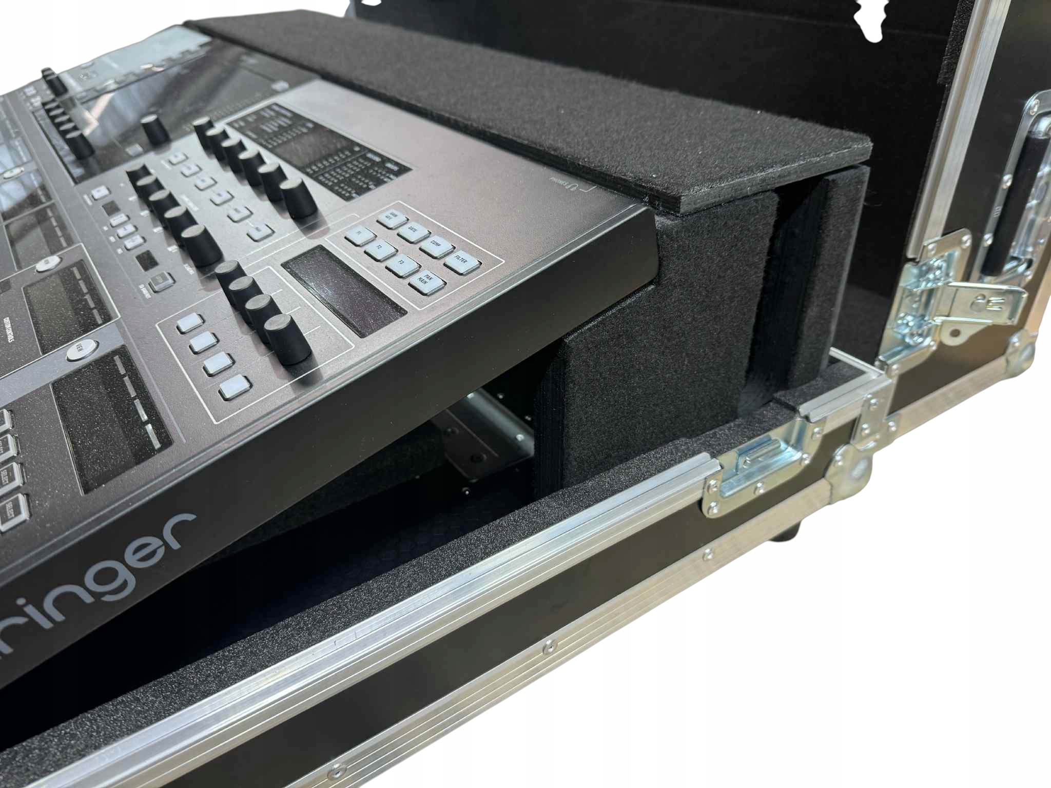 Behringer WING Doghouse