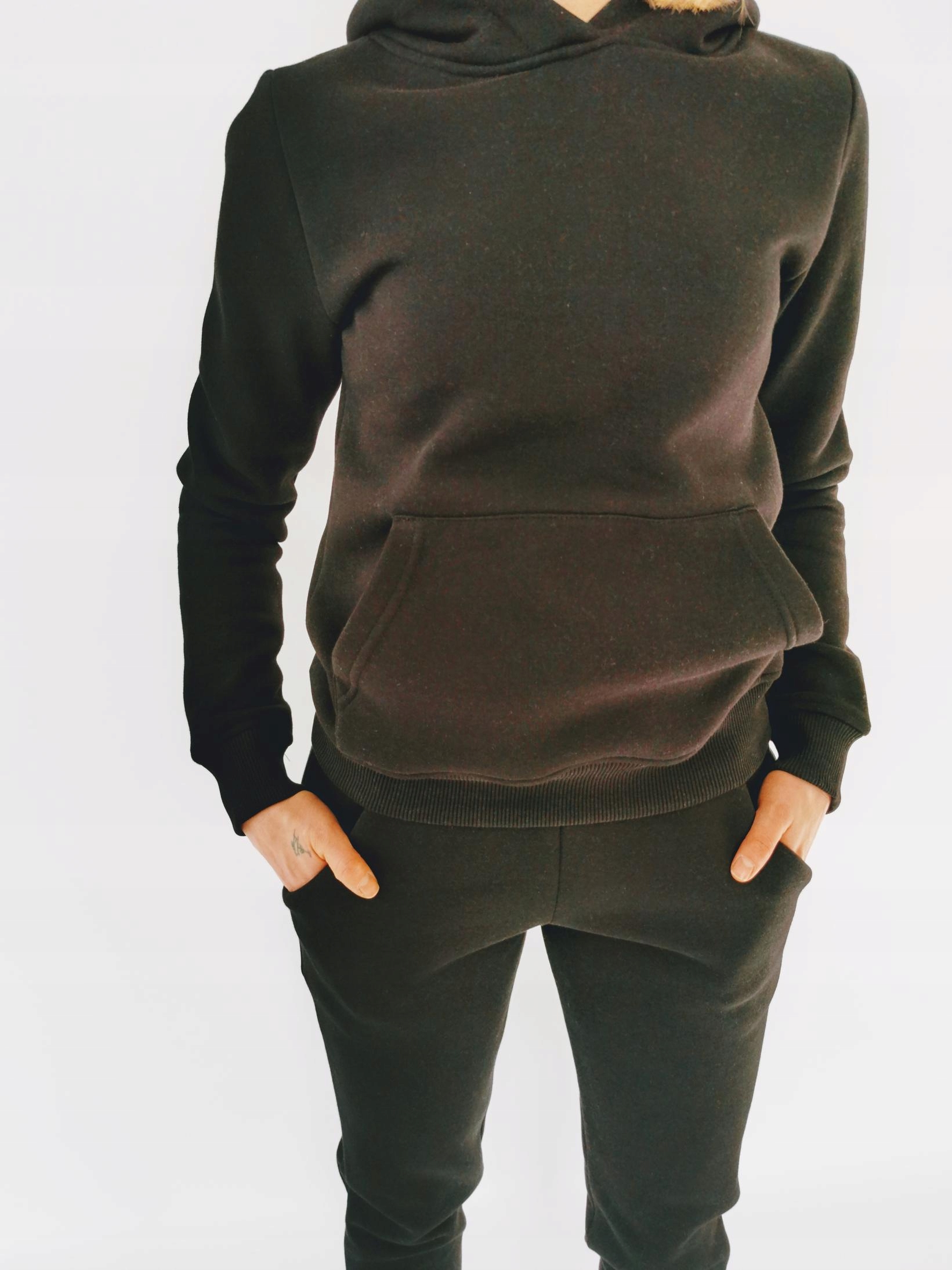 S01G CZARNY CIEPŁY KOMPLETNY DRES Z KANGURKĄ M Rozmiar M