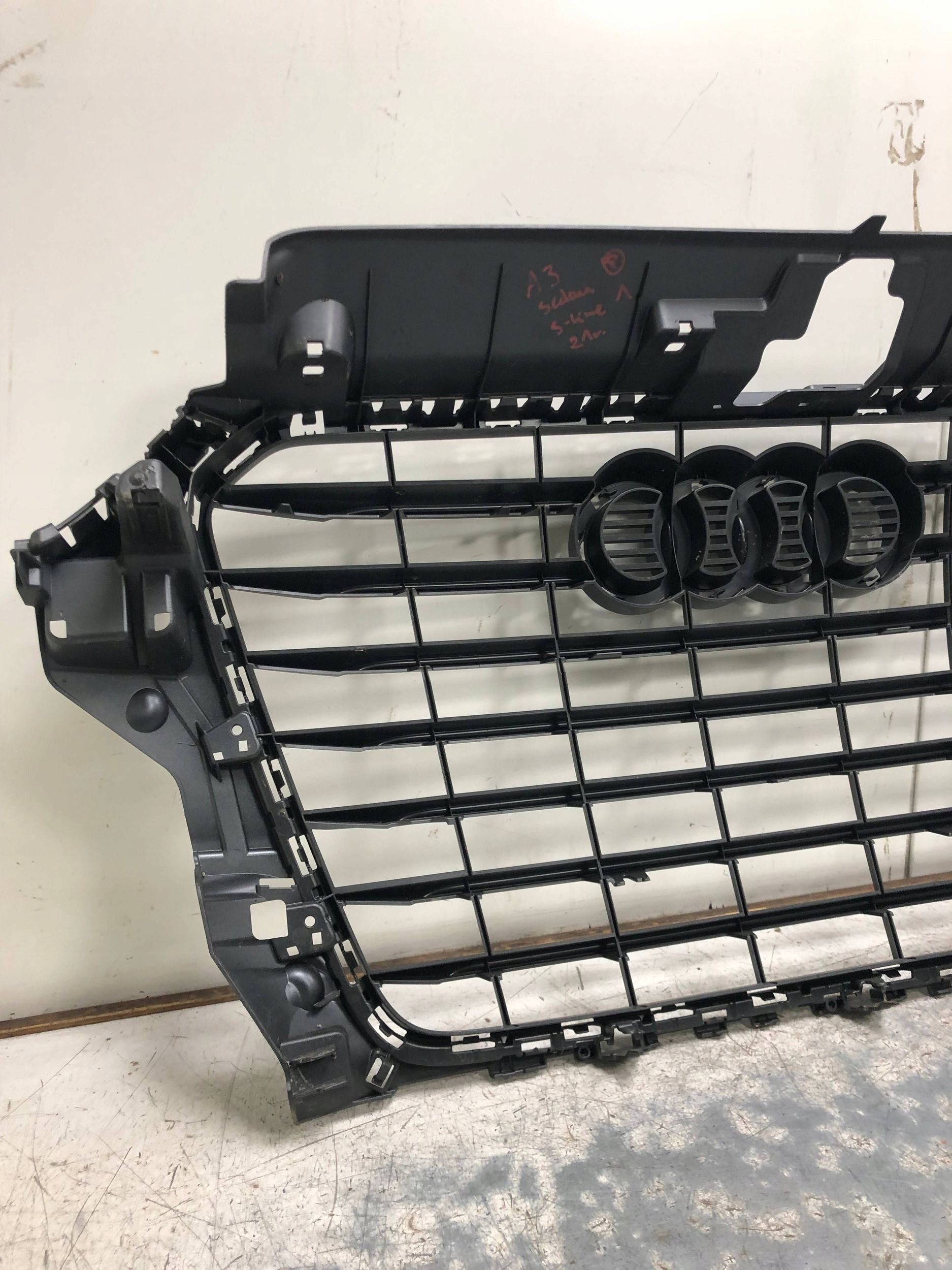 Grille Grille/masque AUDI A3 8V Berline S-LINE 8V5853651B