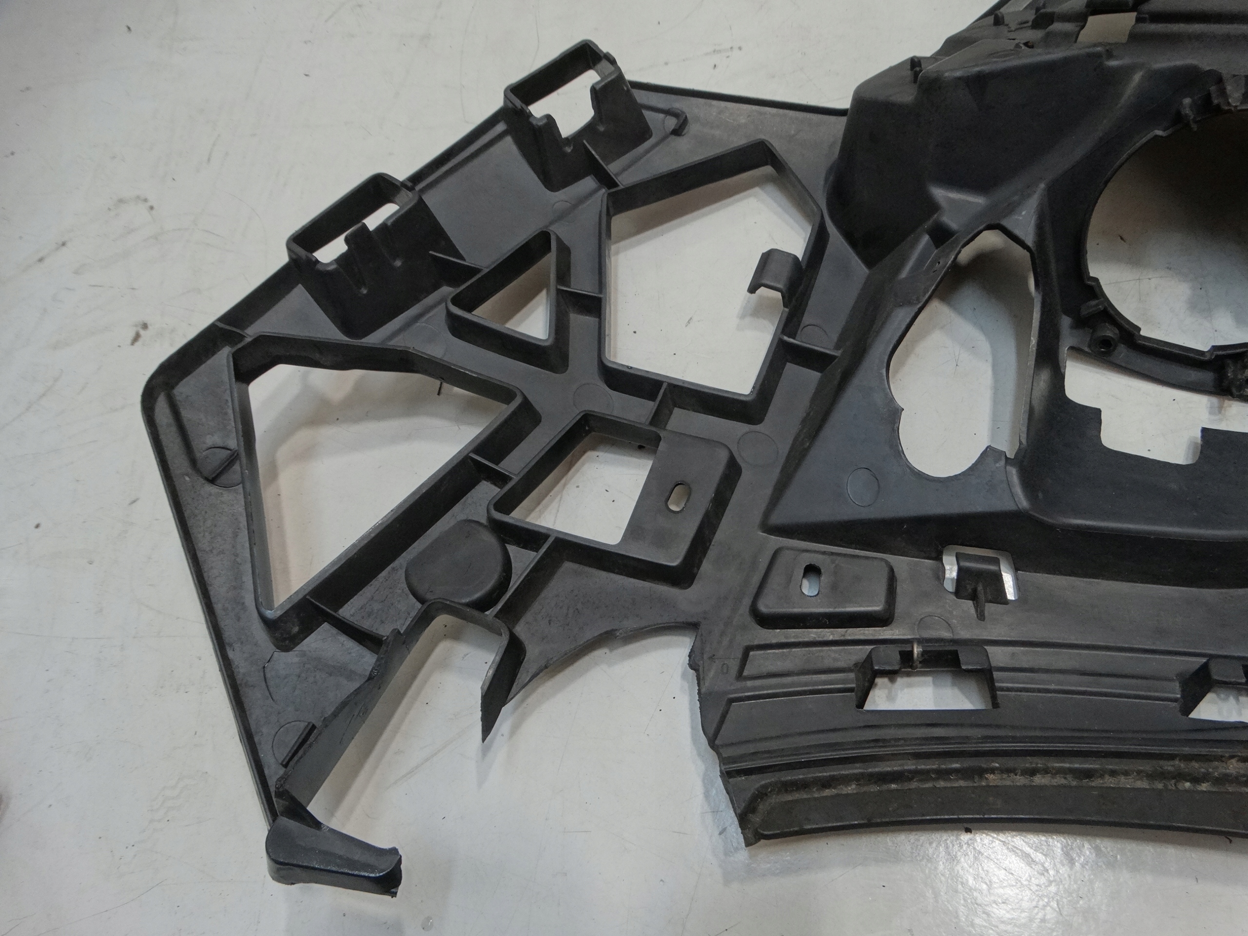 bumper bracket left front RENAULT SCENIC III 09-13R. 001033319
