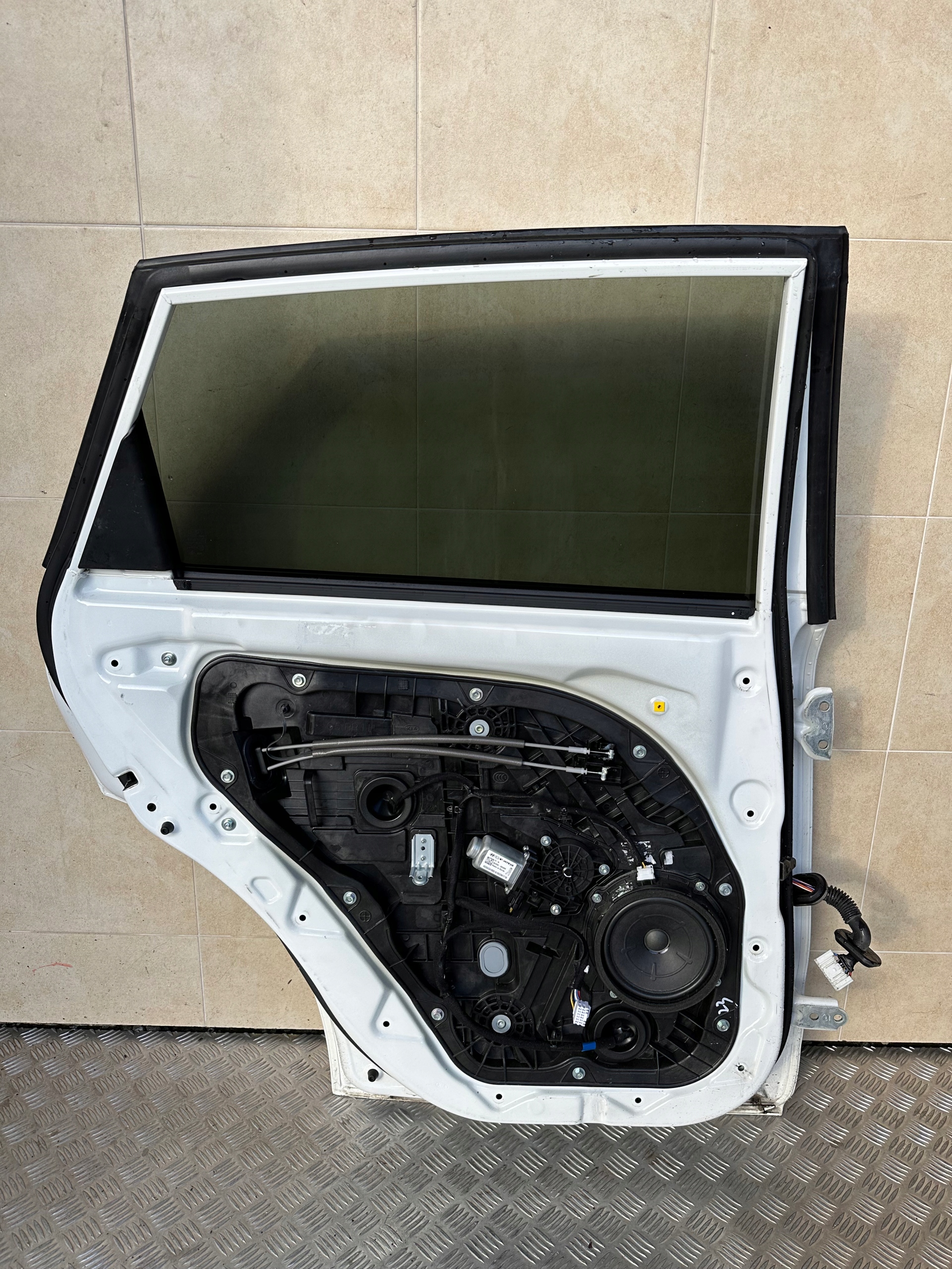 DRZWI KOMPLETNE LEWE KIA NIRO 2017 ROK HYBRID Strona zabudowy tył - lewa