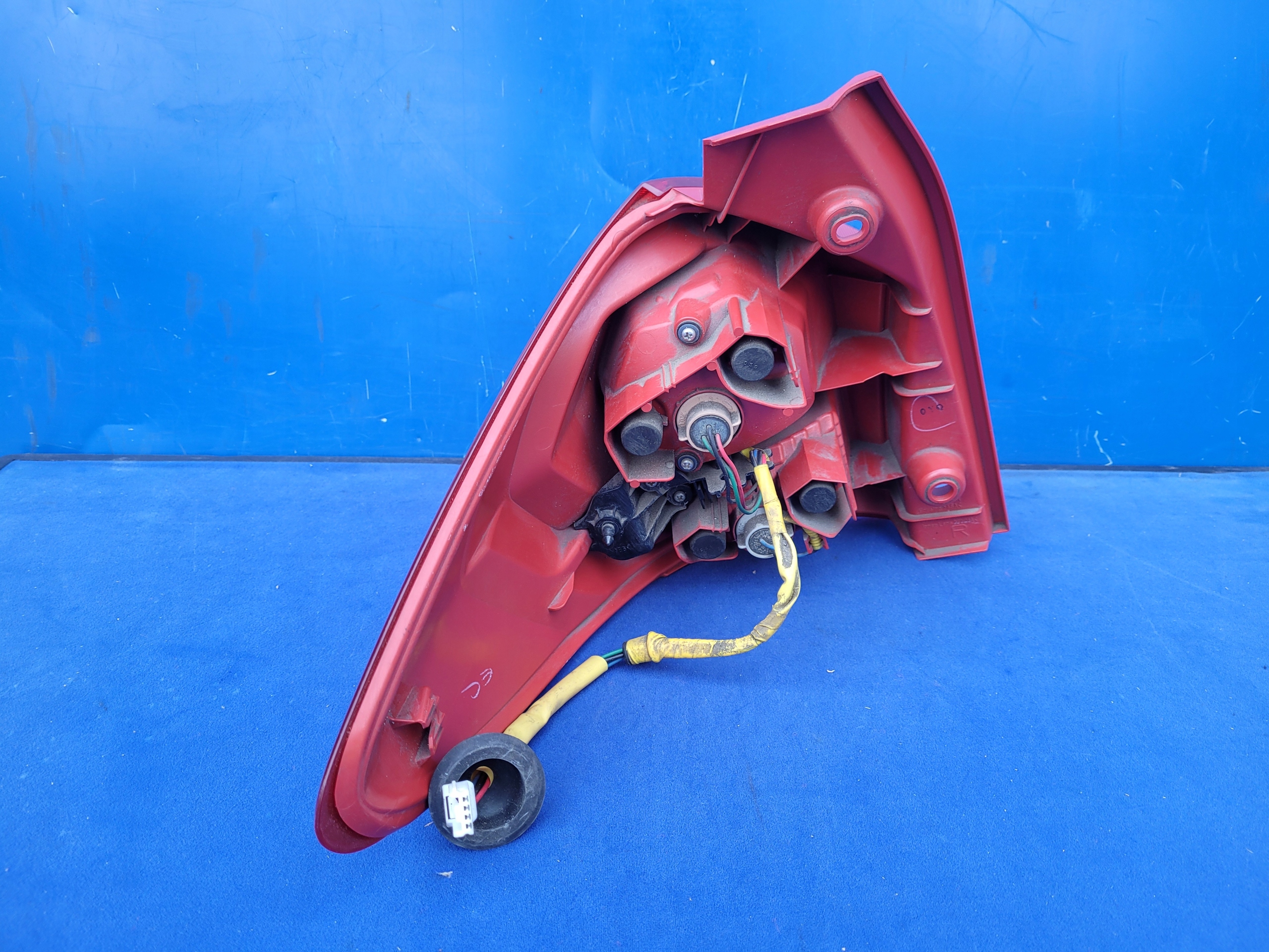 SUBARU TREZIA 2011-2015 11-15 LAMPA TYLNA PRAWA Wersja Europejska